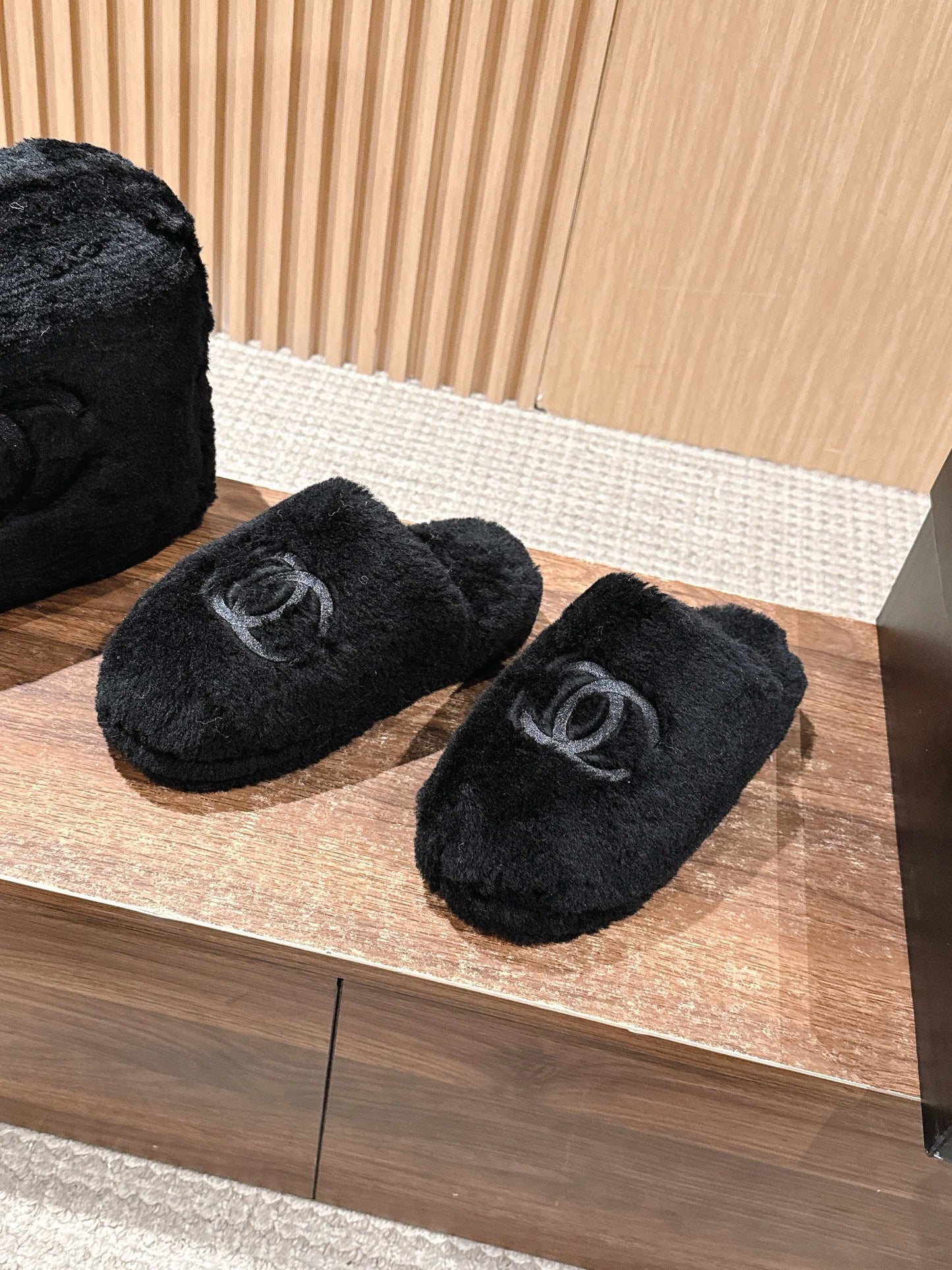 Chan 25fw fluffy slippers