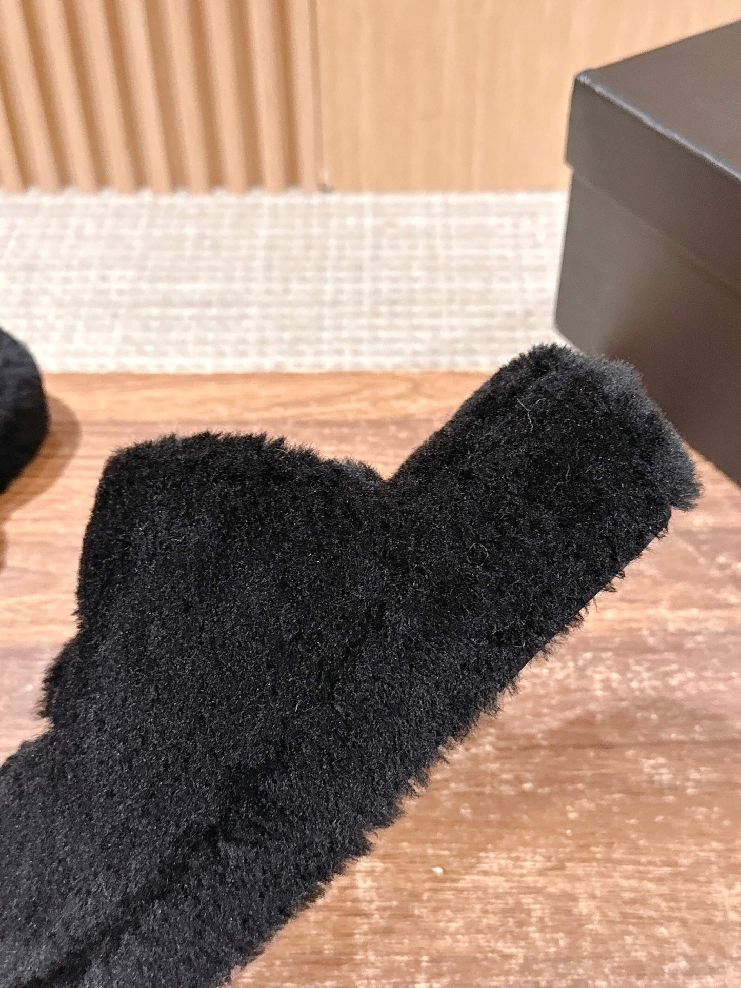 Chan 25fw fluffy slippers