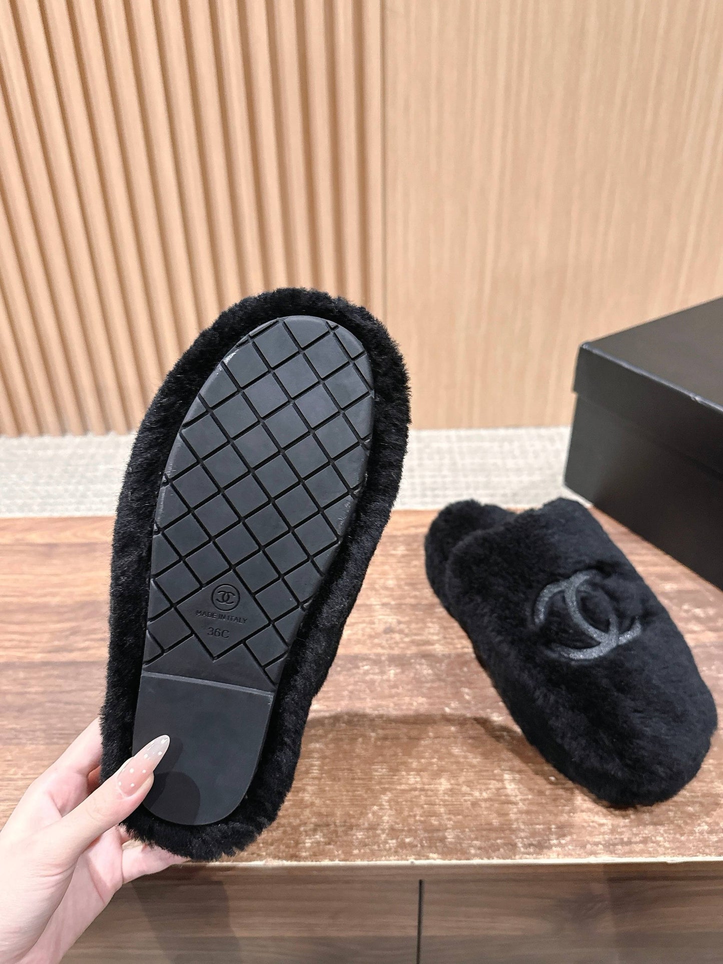 Chan 25fw fluffy slippers