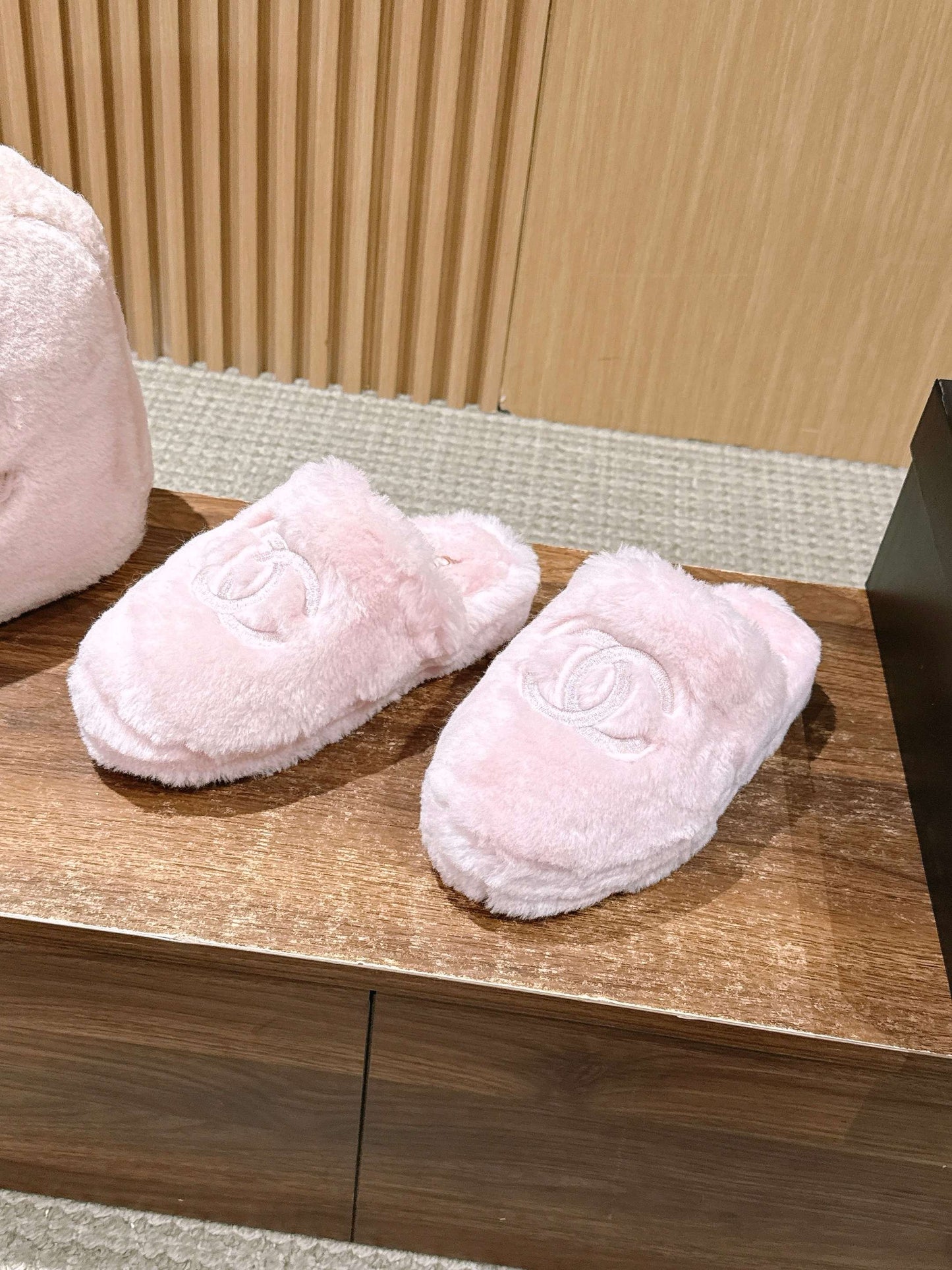 Chan 25fw fluffy slippers