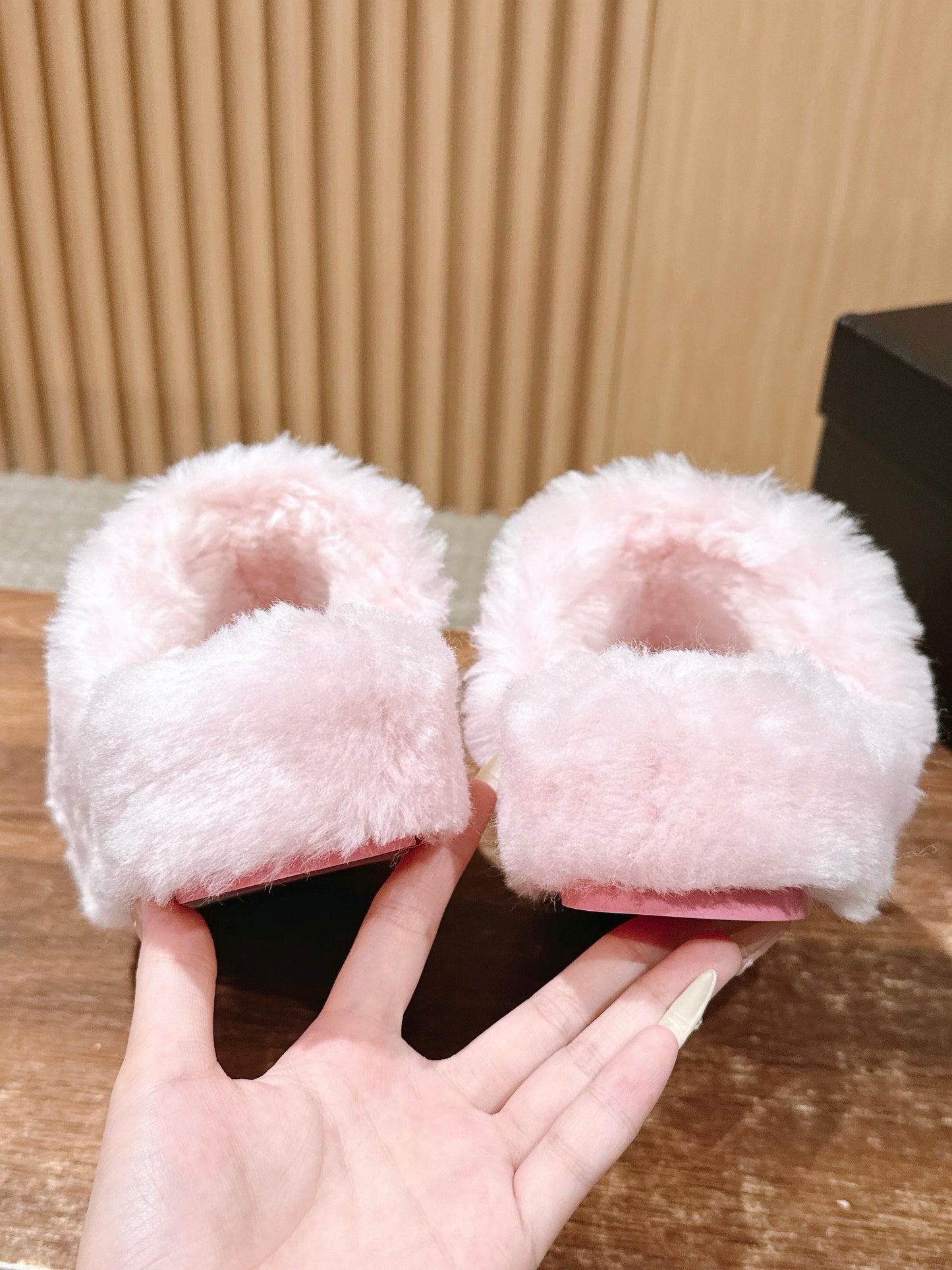 Chan 25fw fluffy slippers