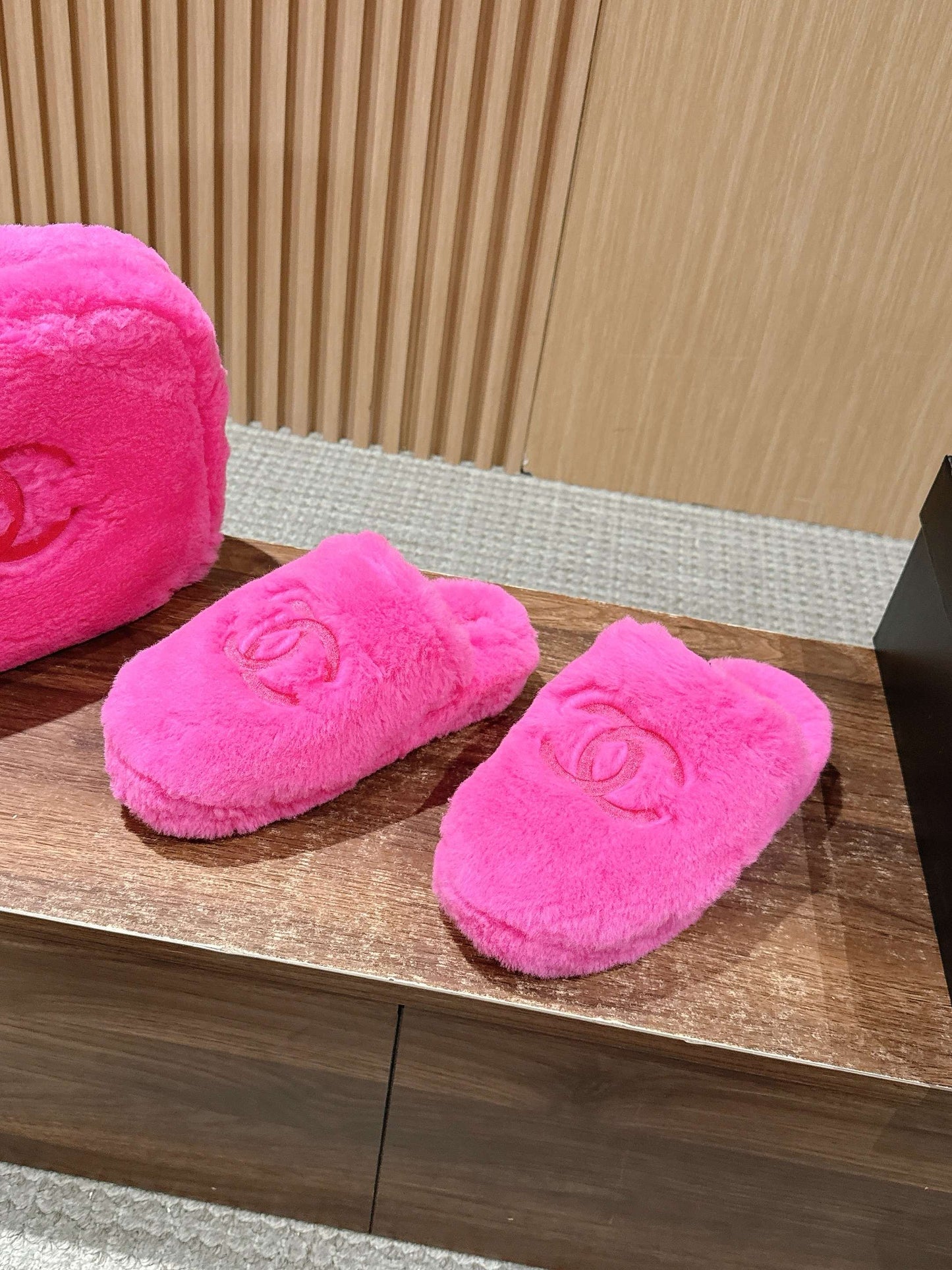 Chan 25fw fluffy slippers