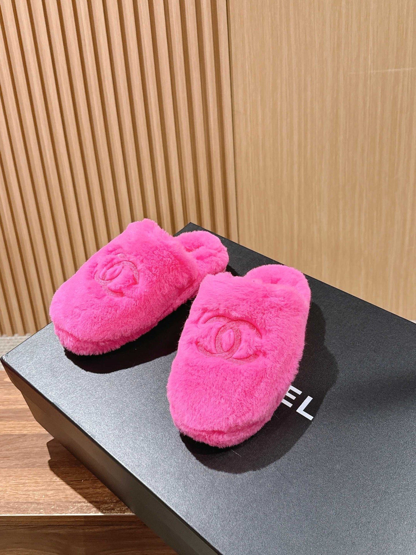 Chan 25fw fluffy slippers