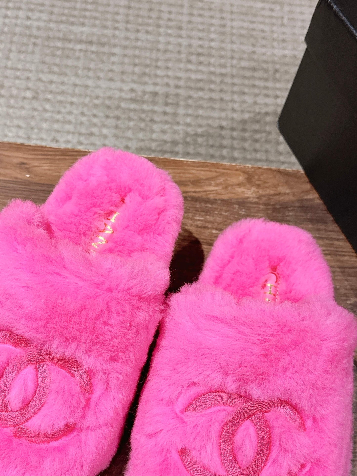 Chan 25fw fluffy slippers