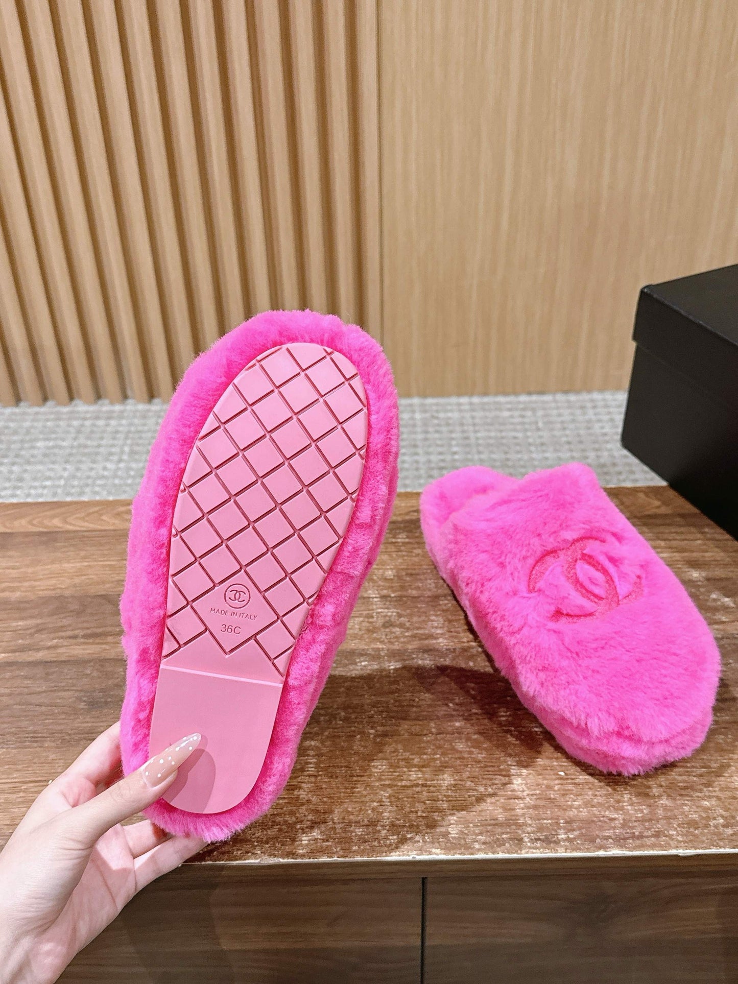 Chan 25fw fluffy slippers