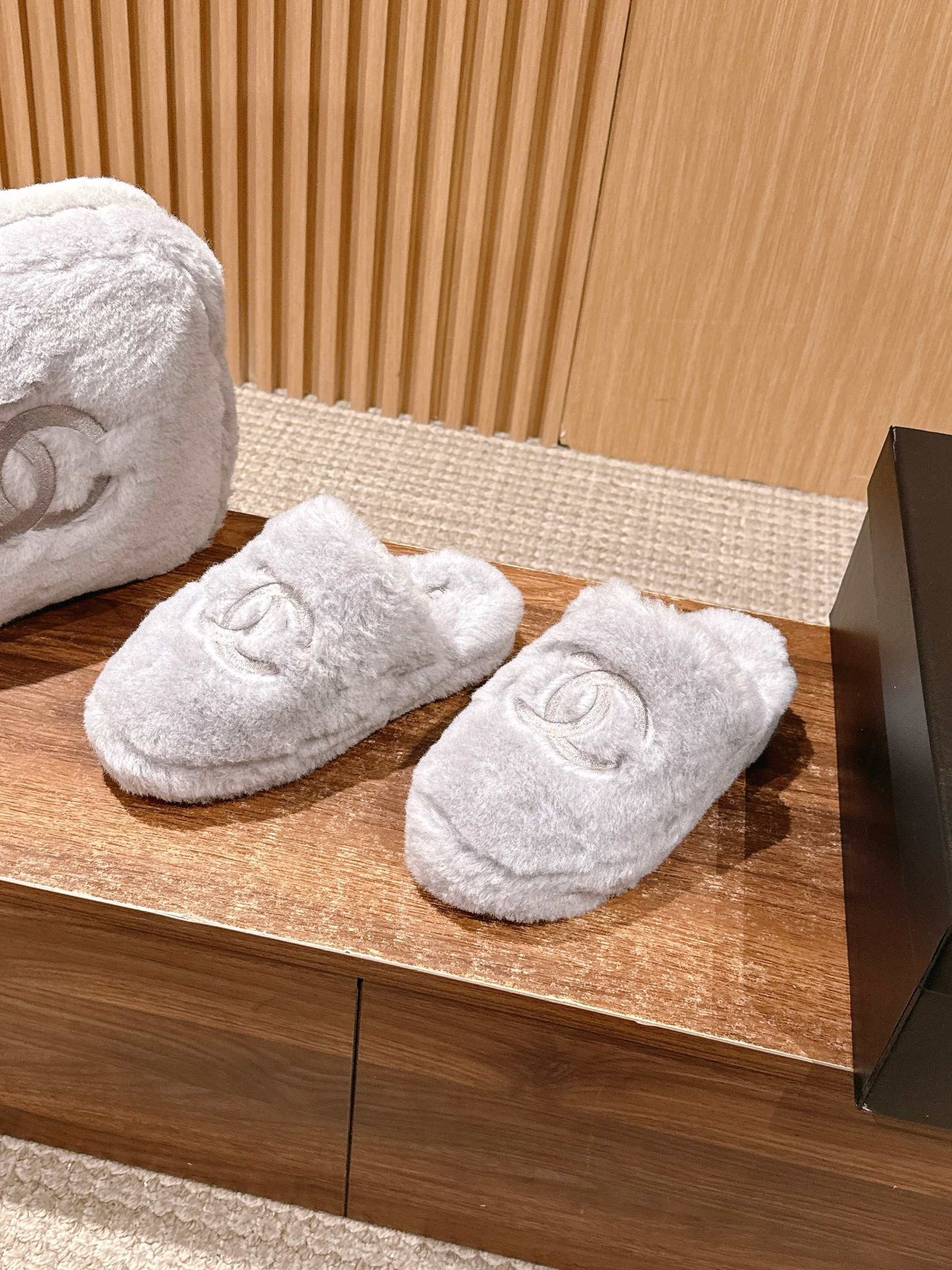Chan 25fw fluffy slippers