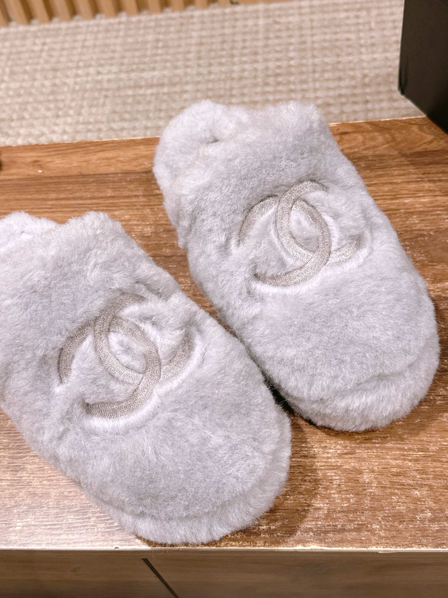 Chan 25fw fluffy slippers