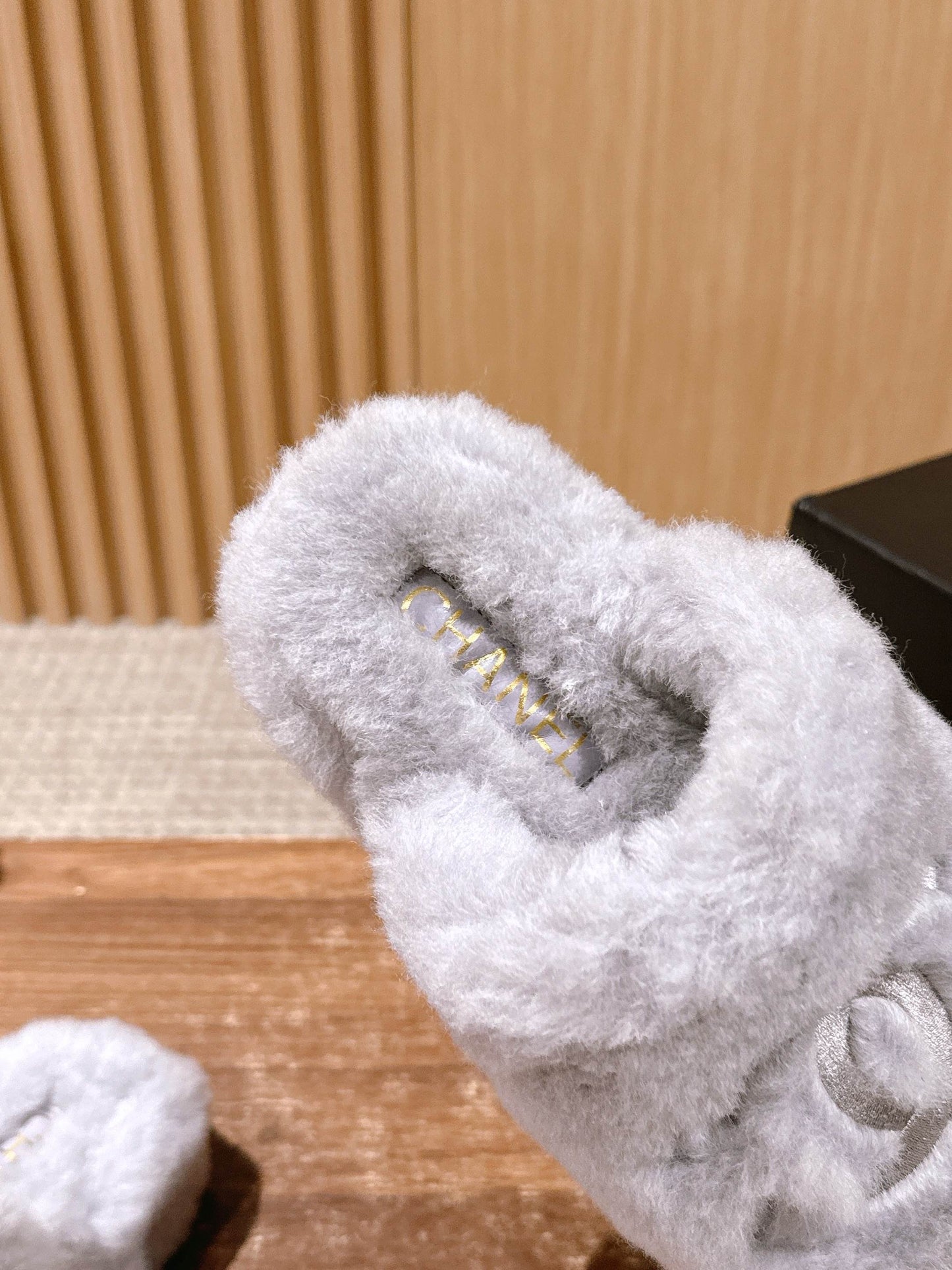 Chan 25fw fluffy slippers