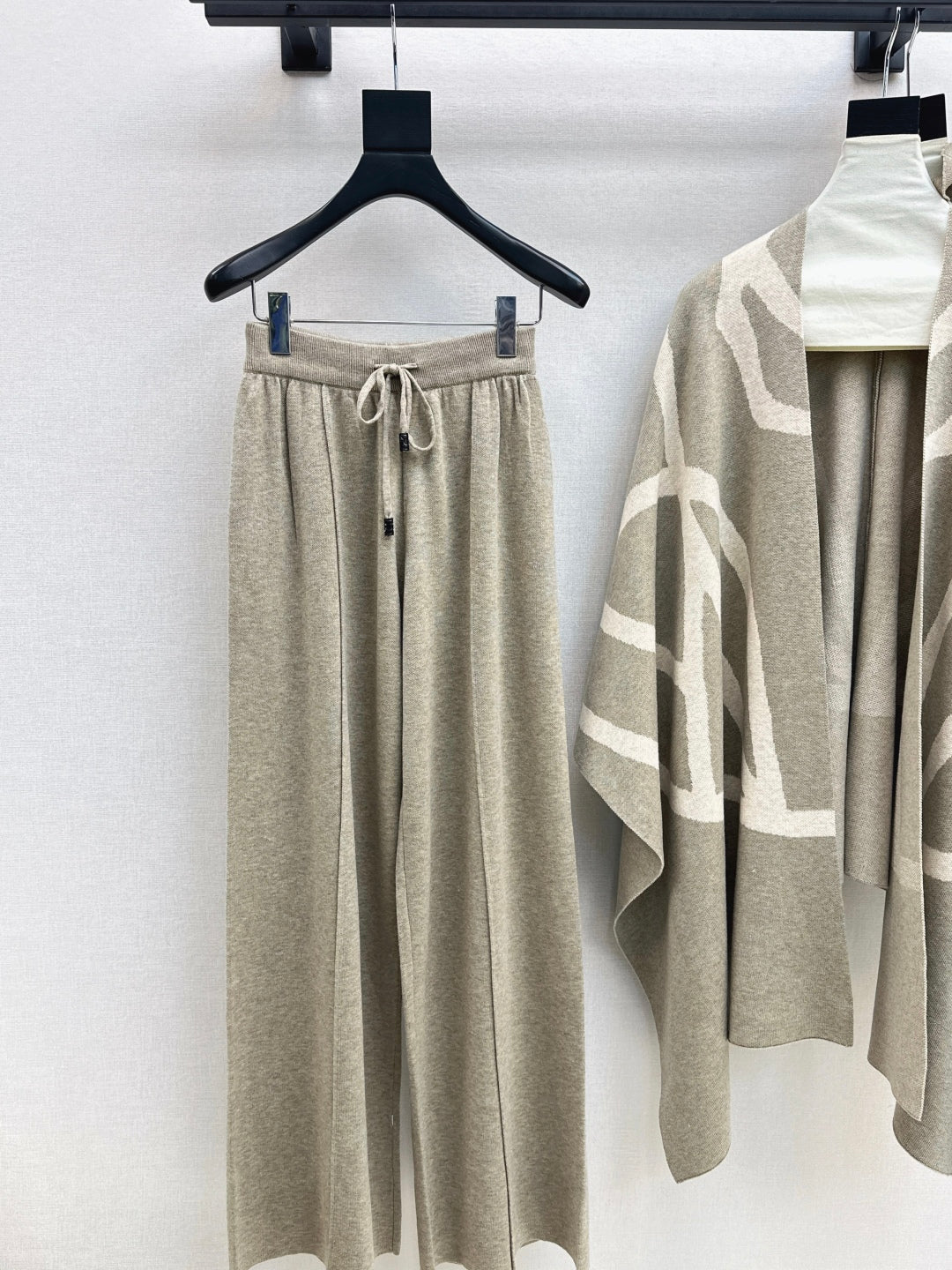 Max NEW knitted suit