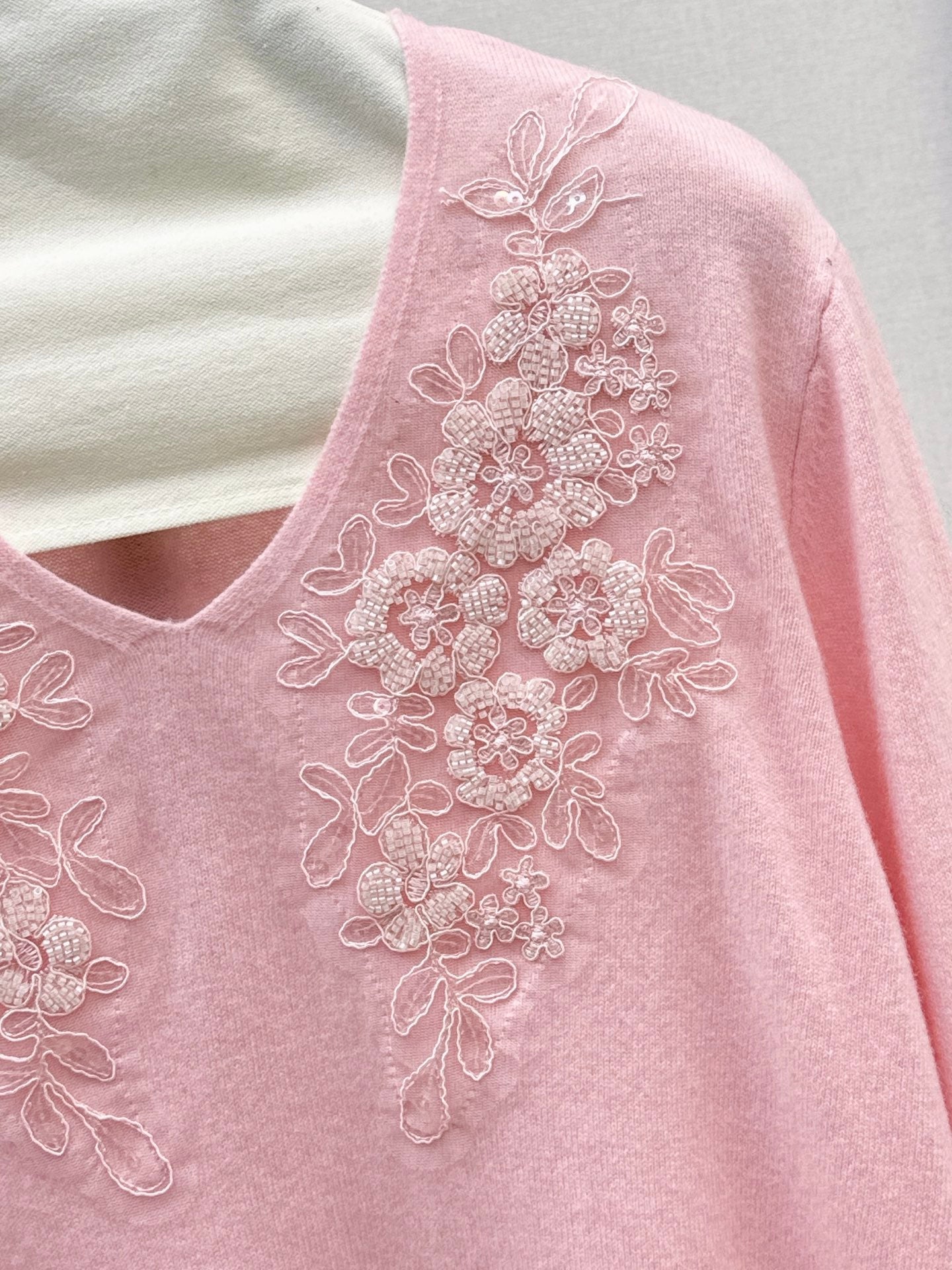 Es NEW V-neck sweater