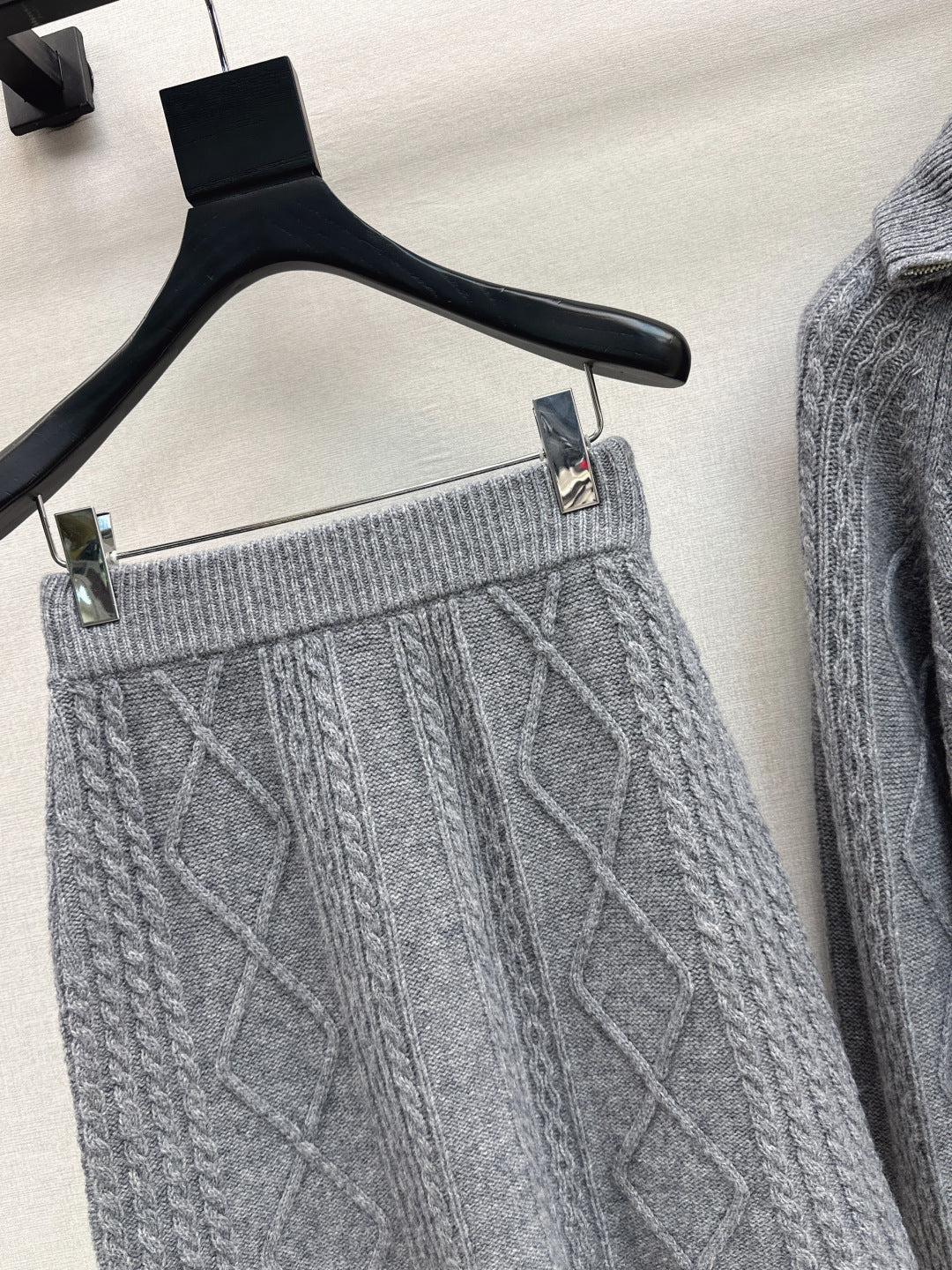 Loro NEW knitted suit