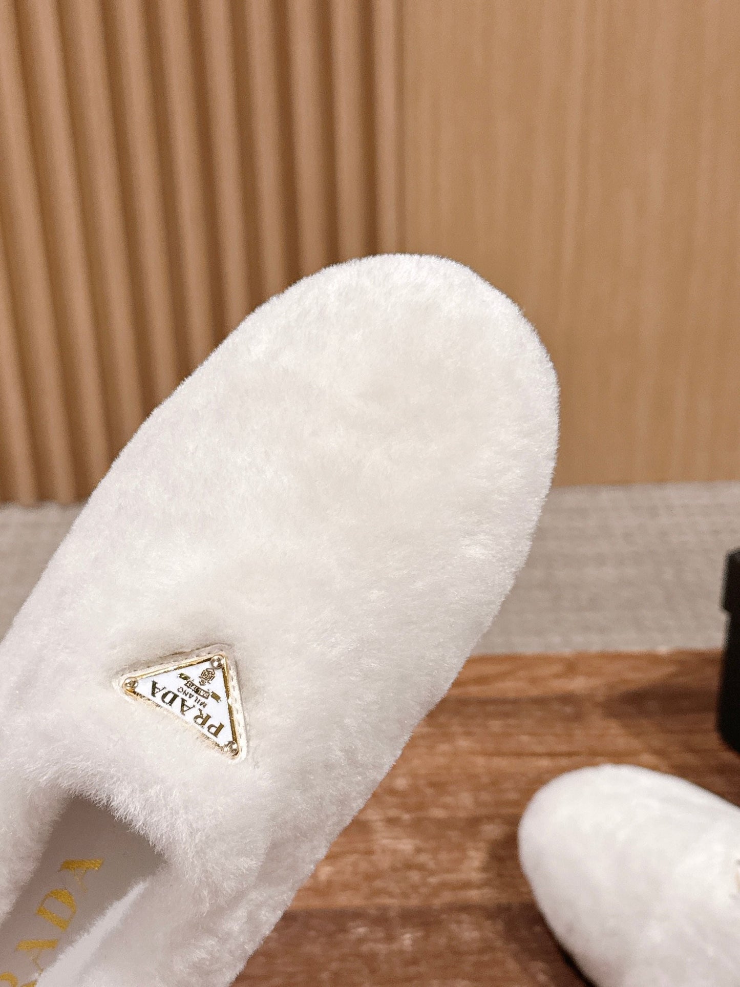 Pra 25fw flufft slippers