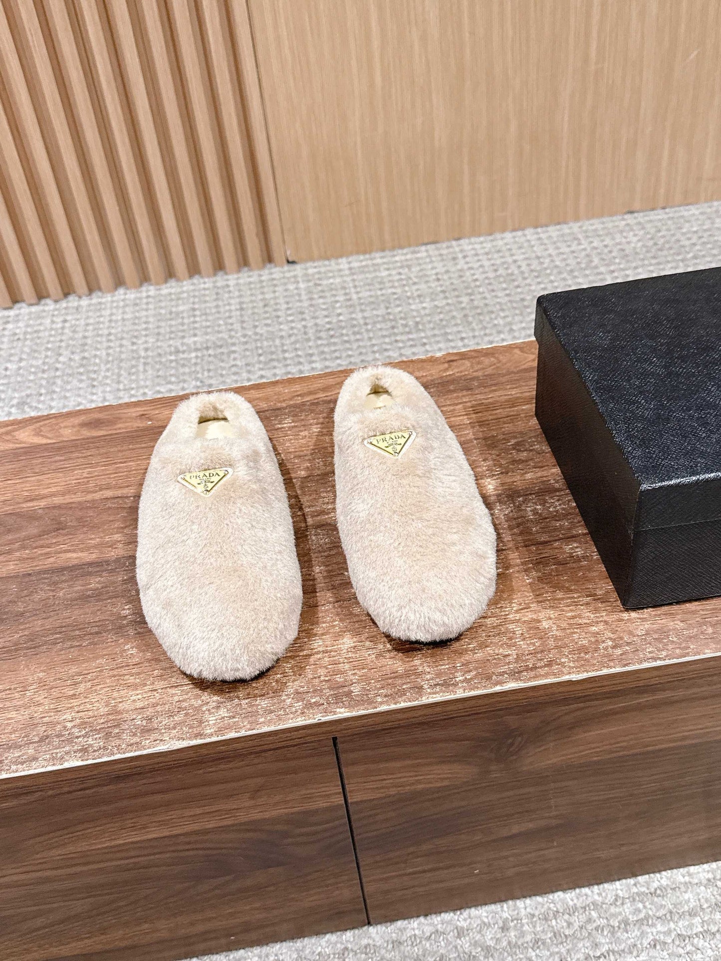 Pra 25fw flufft slippers