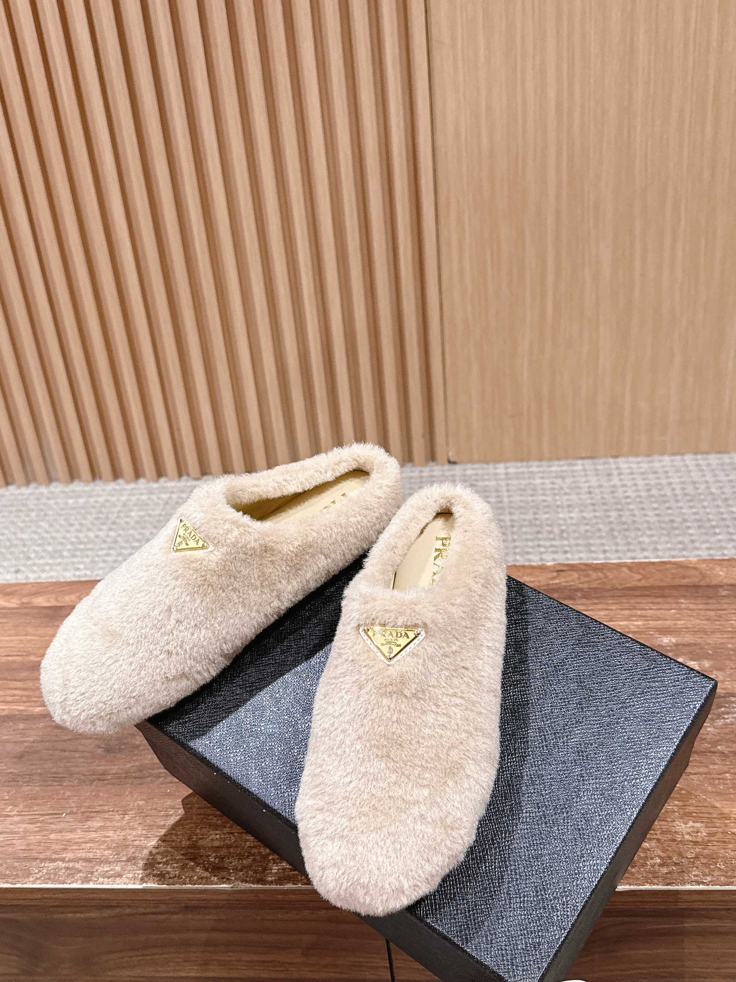 Pra 25fw flufft slippers