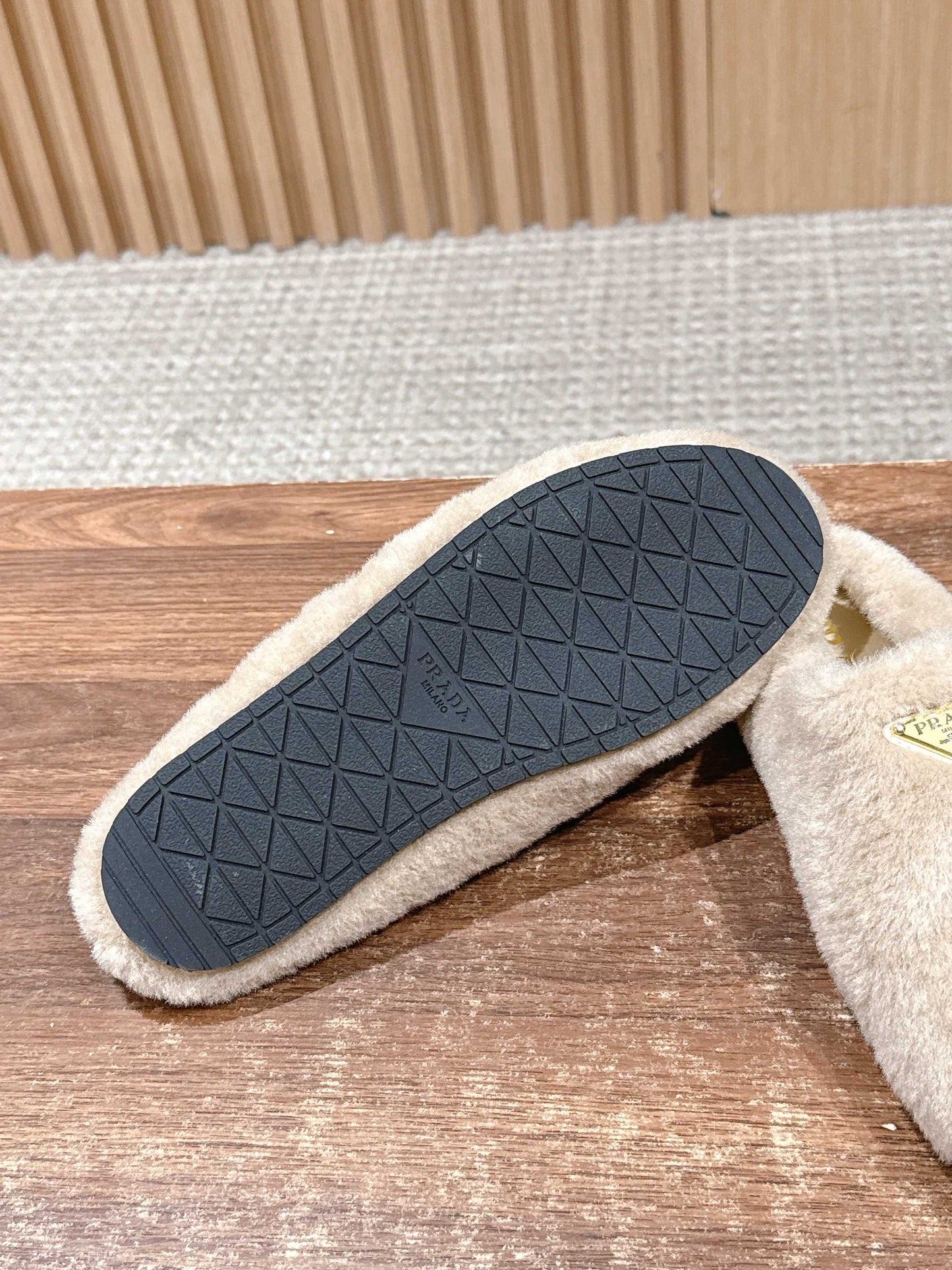 Pra 25fw flufft slippers