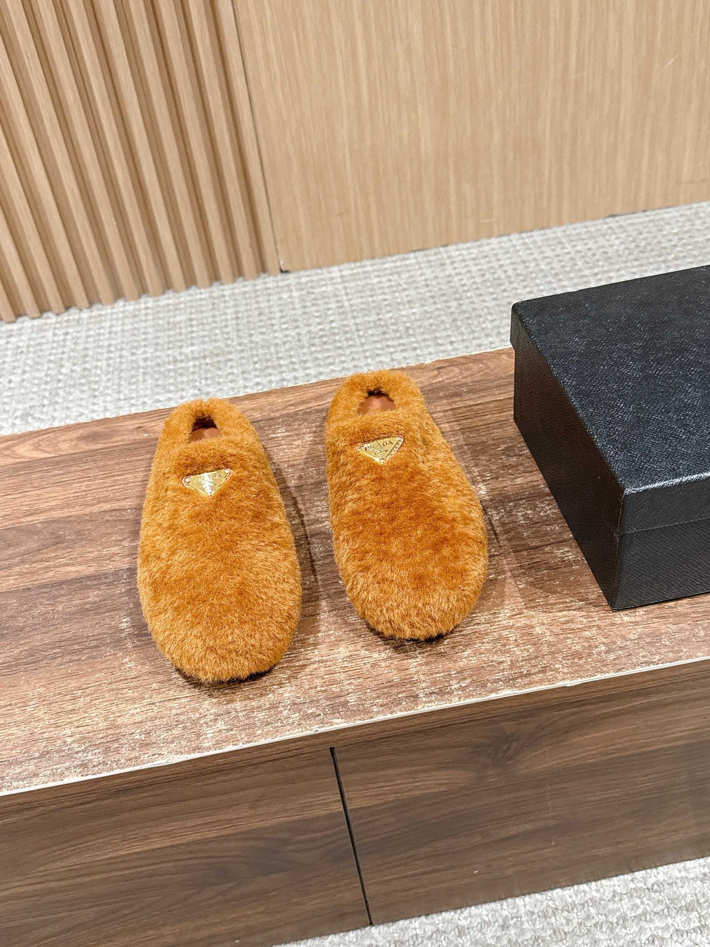 Pra 25fw flufft slippers