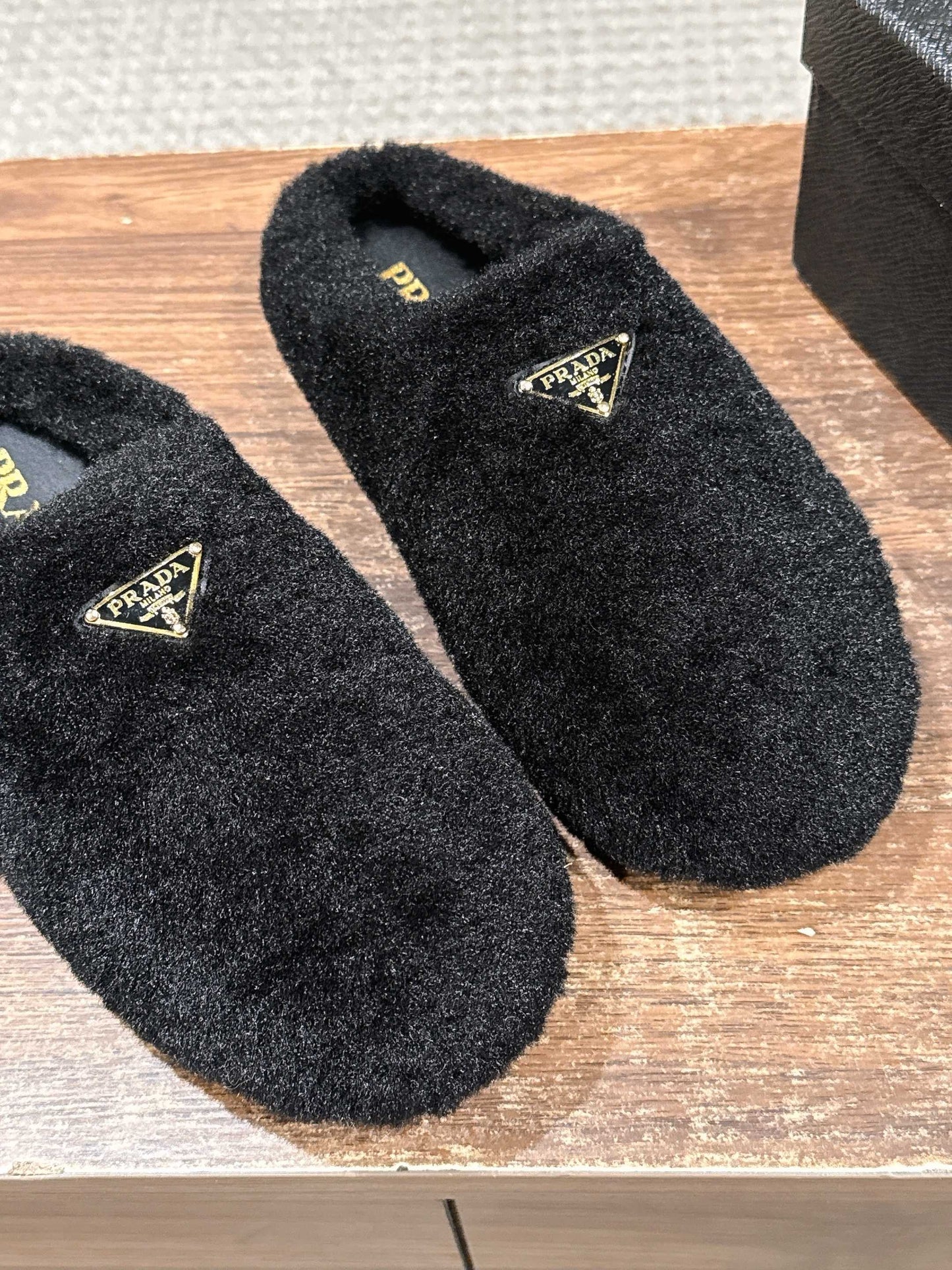 Pra 25fw flufft slippers