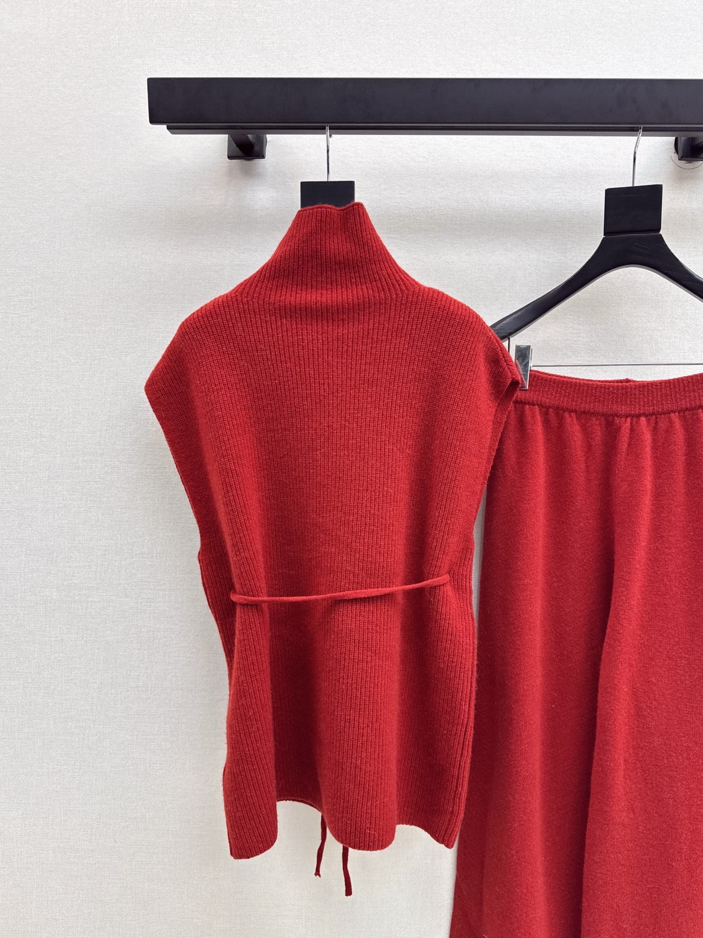 Chan NEW Sleeveless knitted set