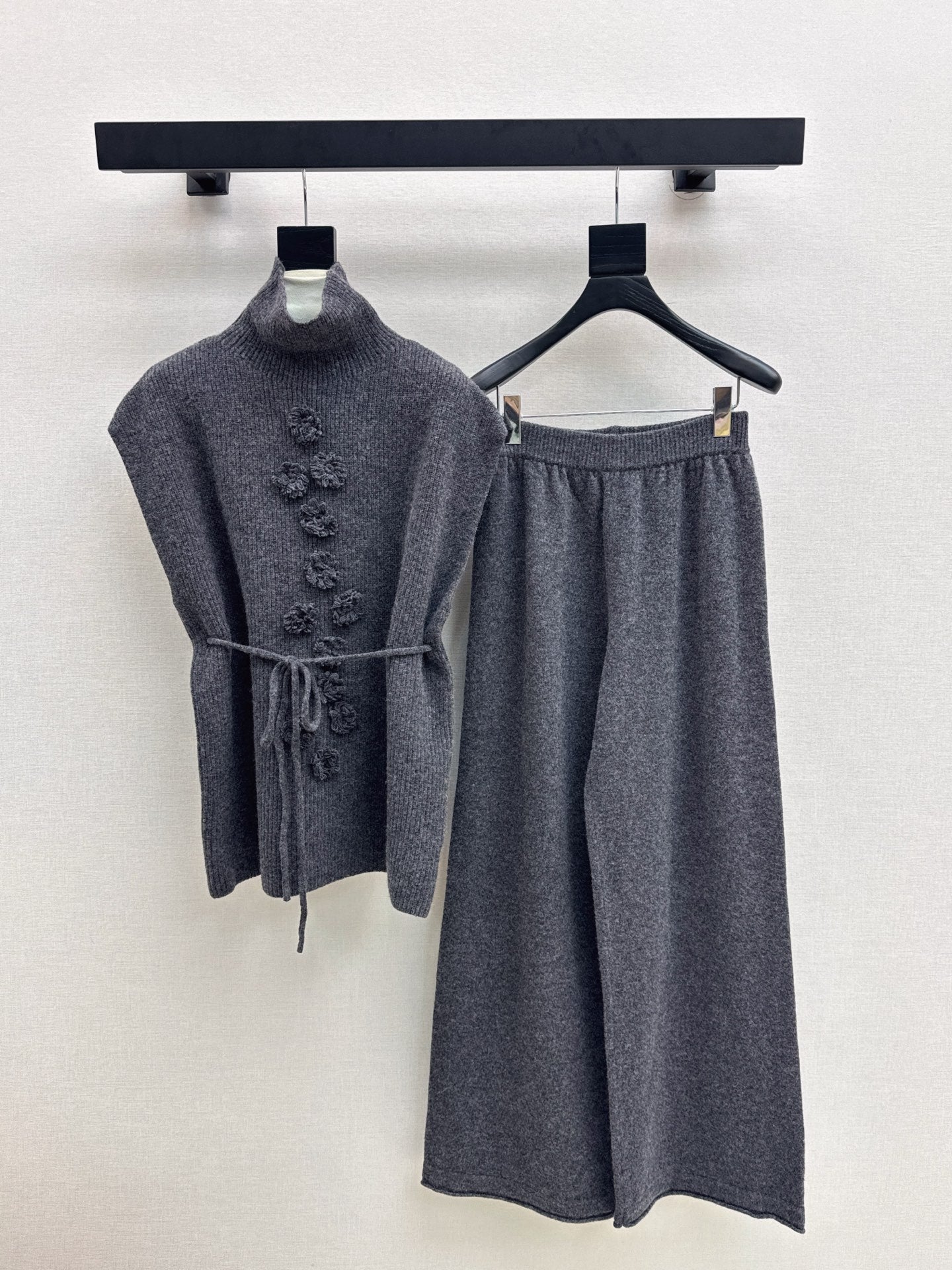 Chan NEW Sleeveless knitted set