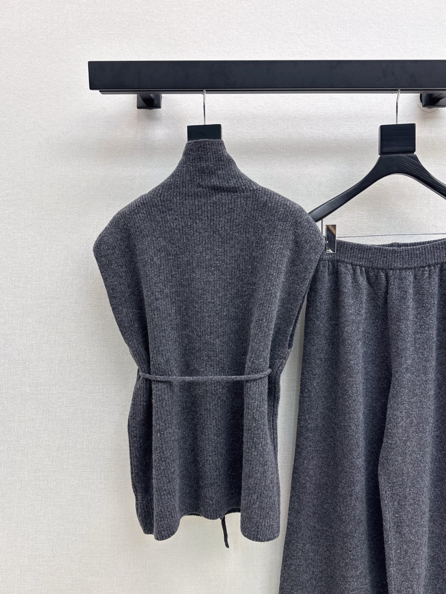 Chan NEW Sleeveless knitted set