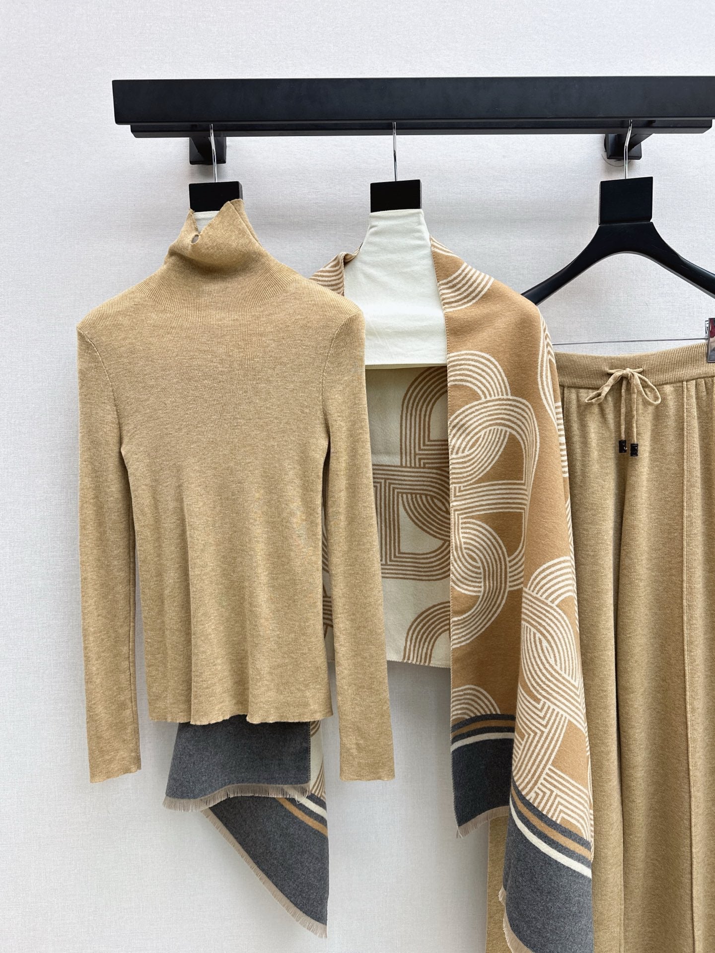 Herm NEW knitted suit