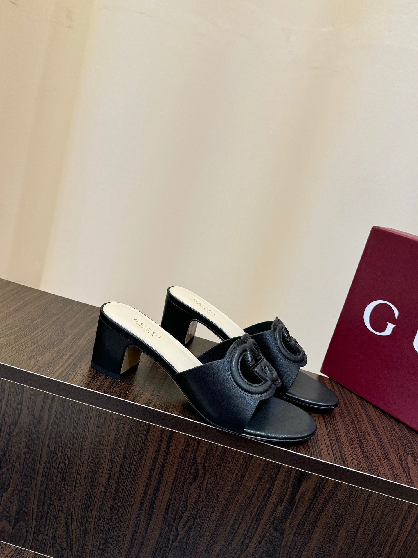 Gucc 25fw slide sandals