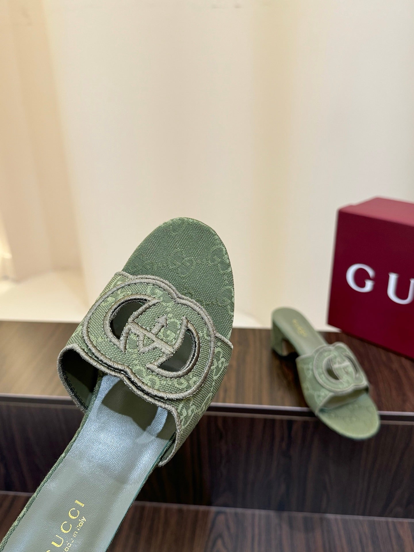 Gucc 25fw slide sandals