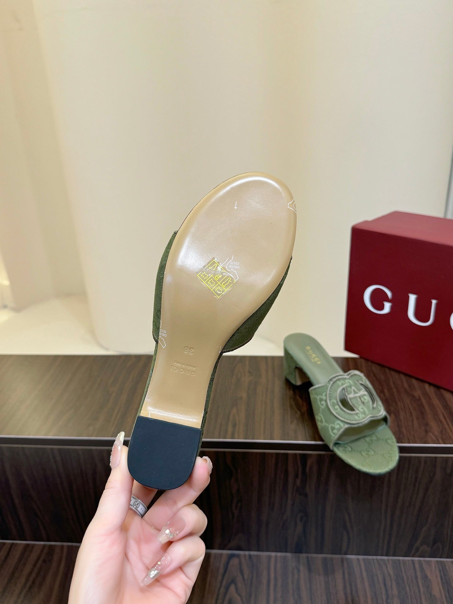 Gucc 25fw slide sandals