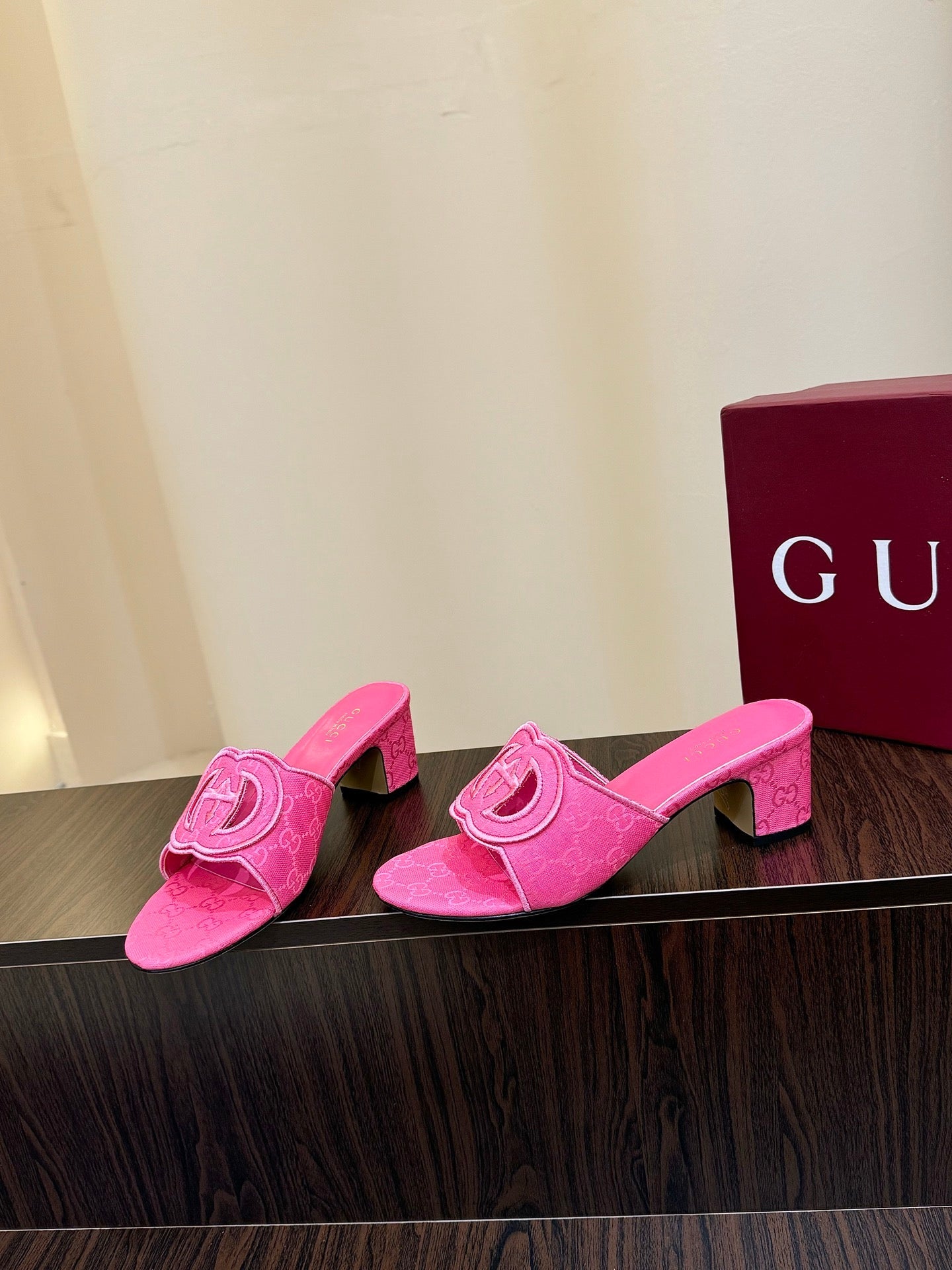 Gucc 25fw slide sandals