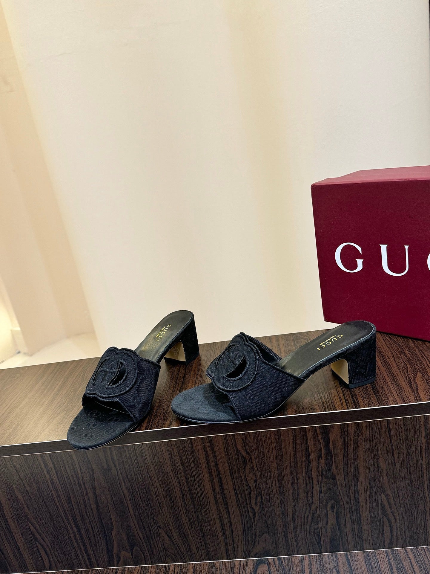 Gucc 25fw slide sandals