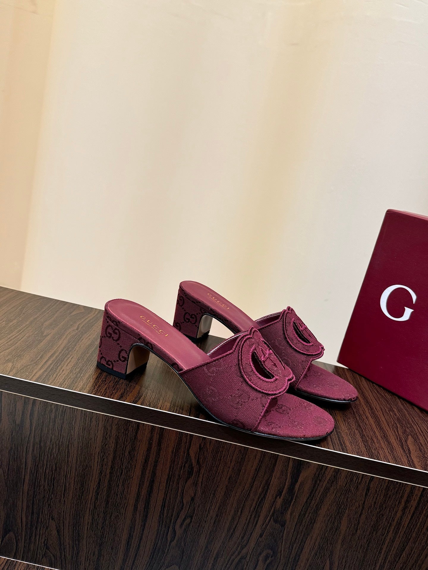 Gucc 25fw slide sandals