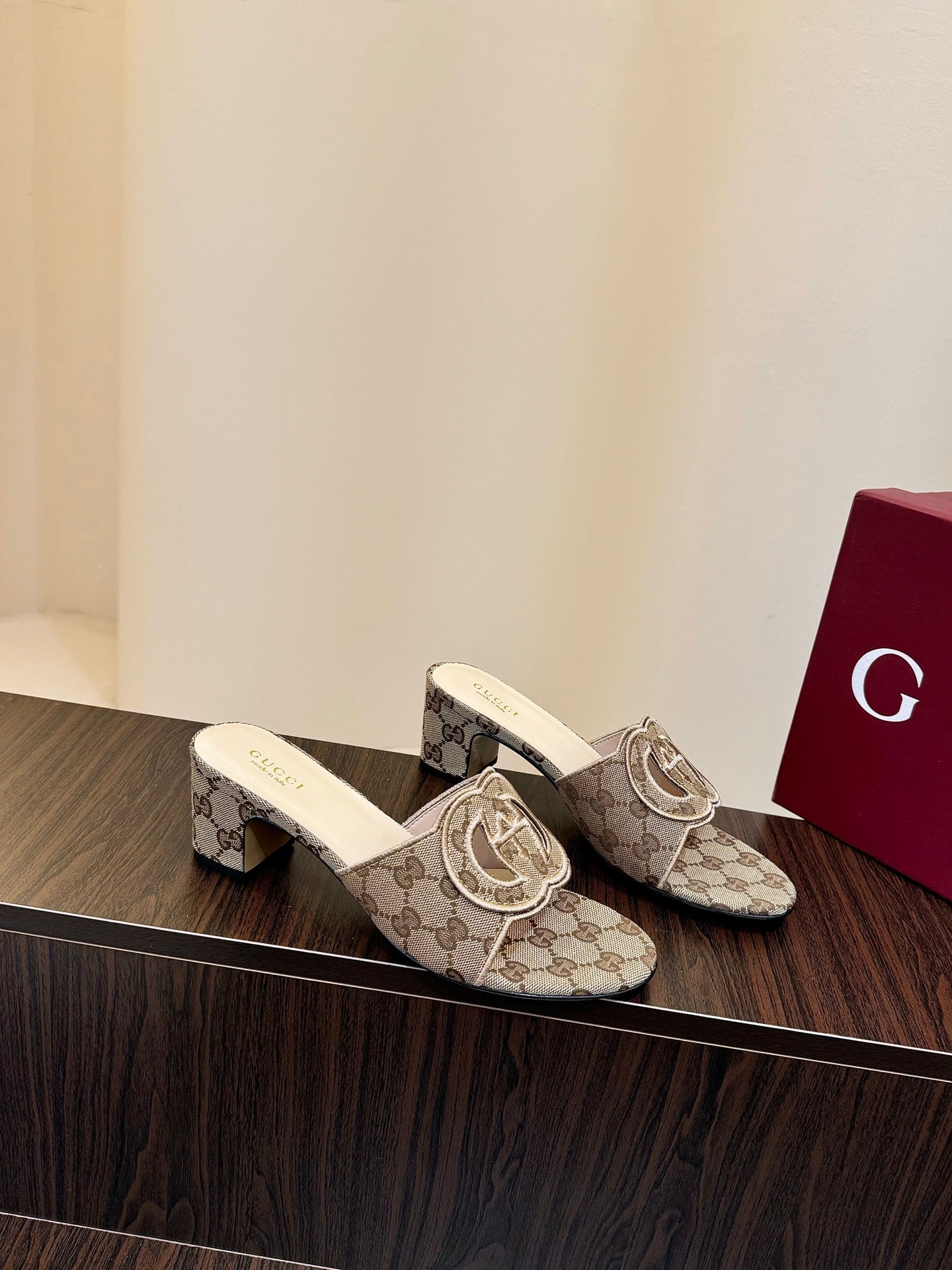 Gucc 25fw slide sandals