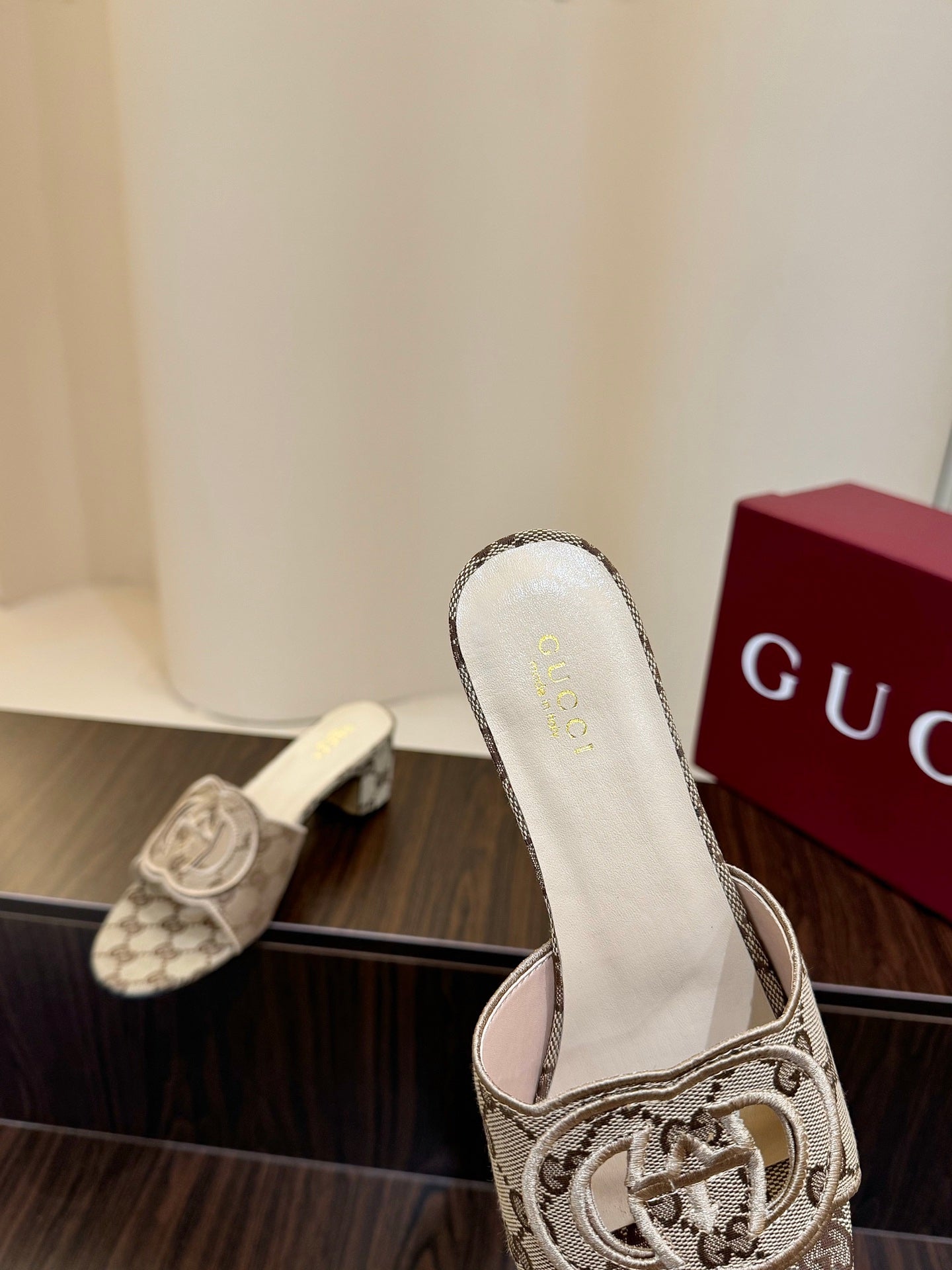 Gucc 25fw slide sandals