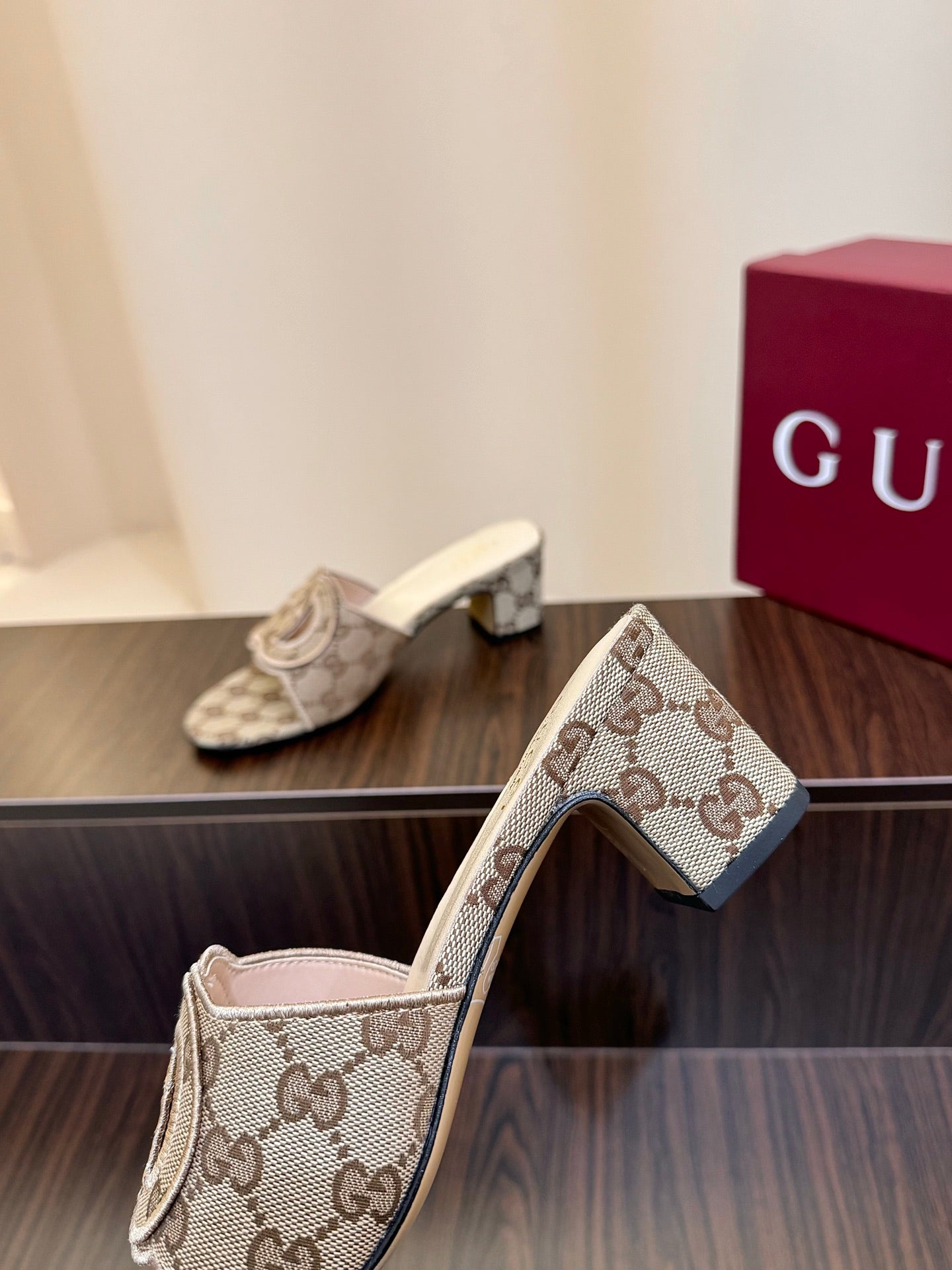 Gucc 25fw slide sandals