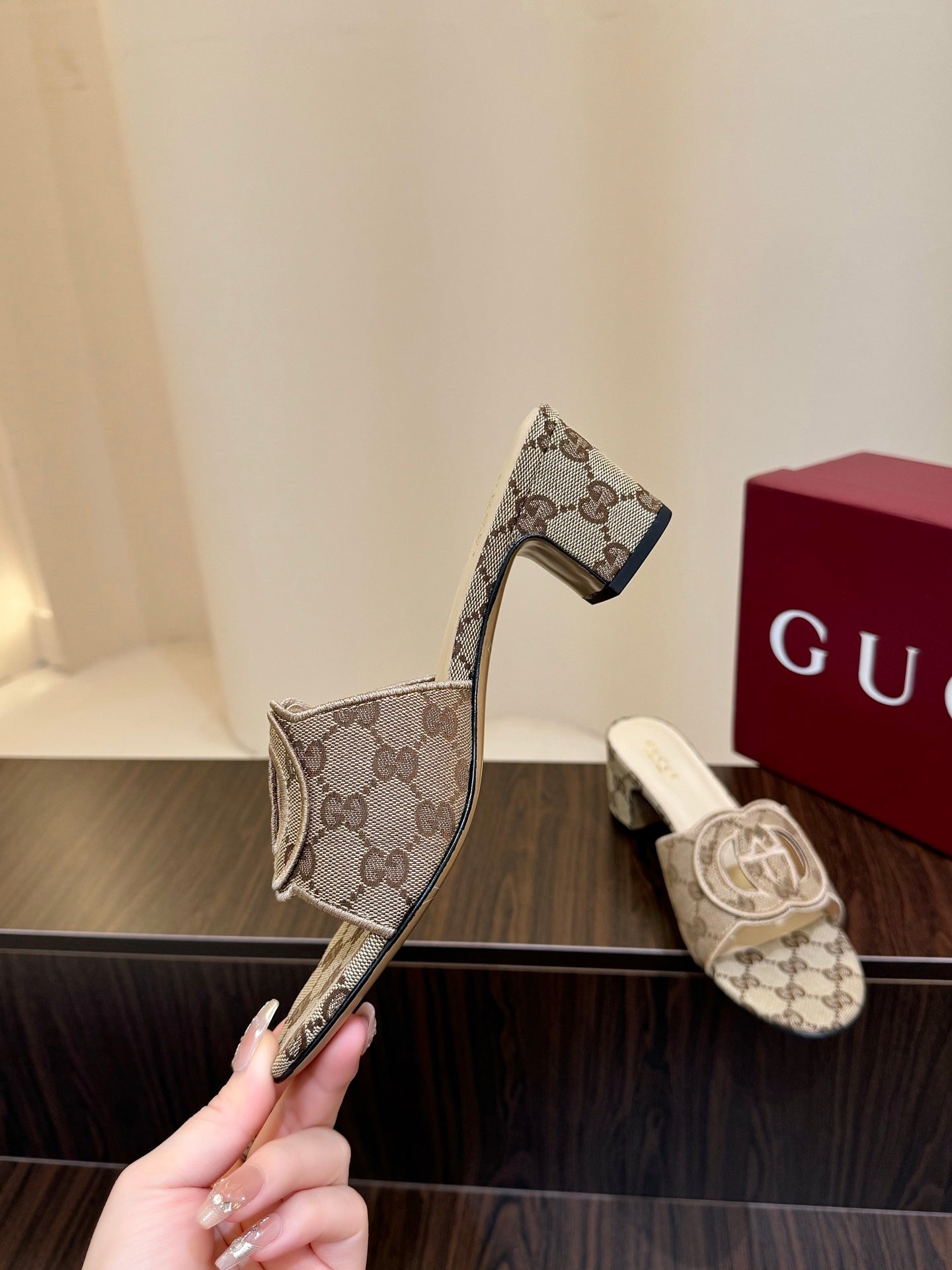 Gucc 25fw slide sandals