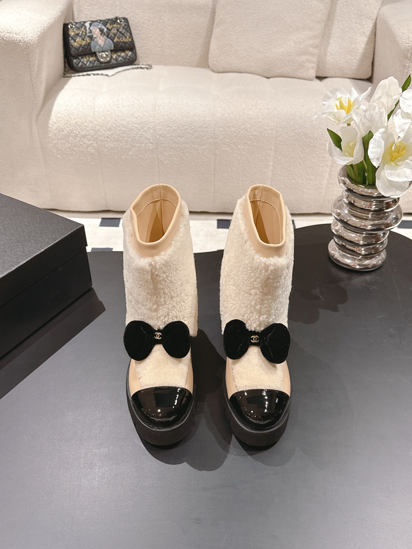Chan 25fw plush boots with bow
