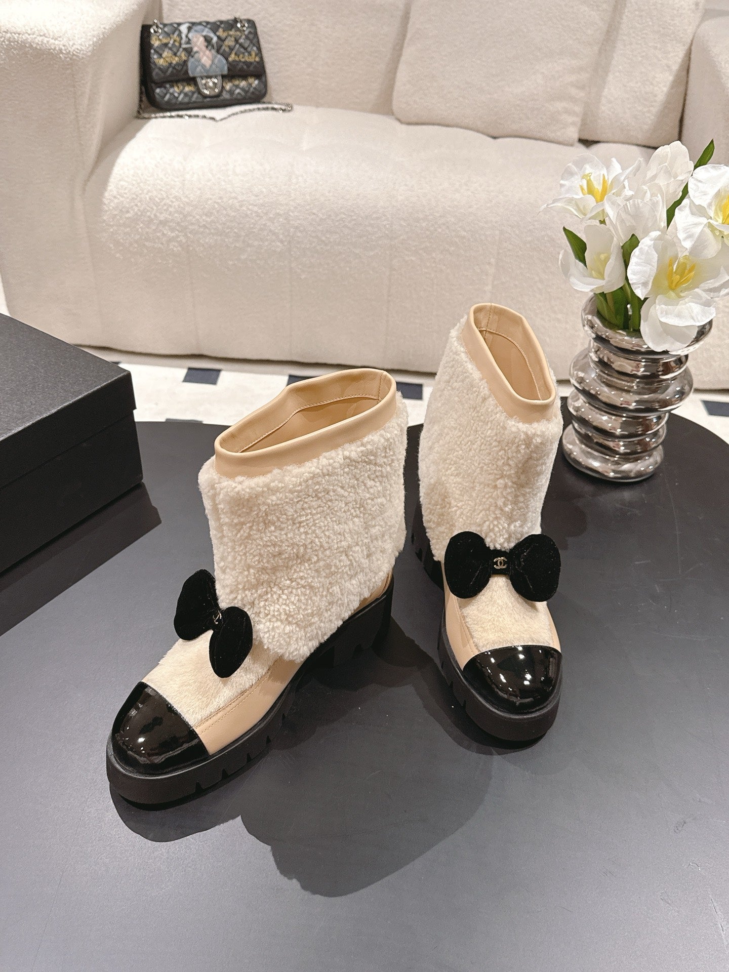 Chan 25fw plush boots with bow