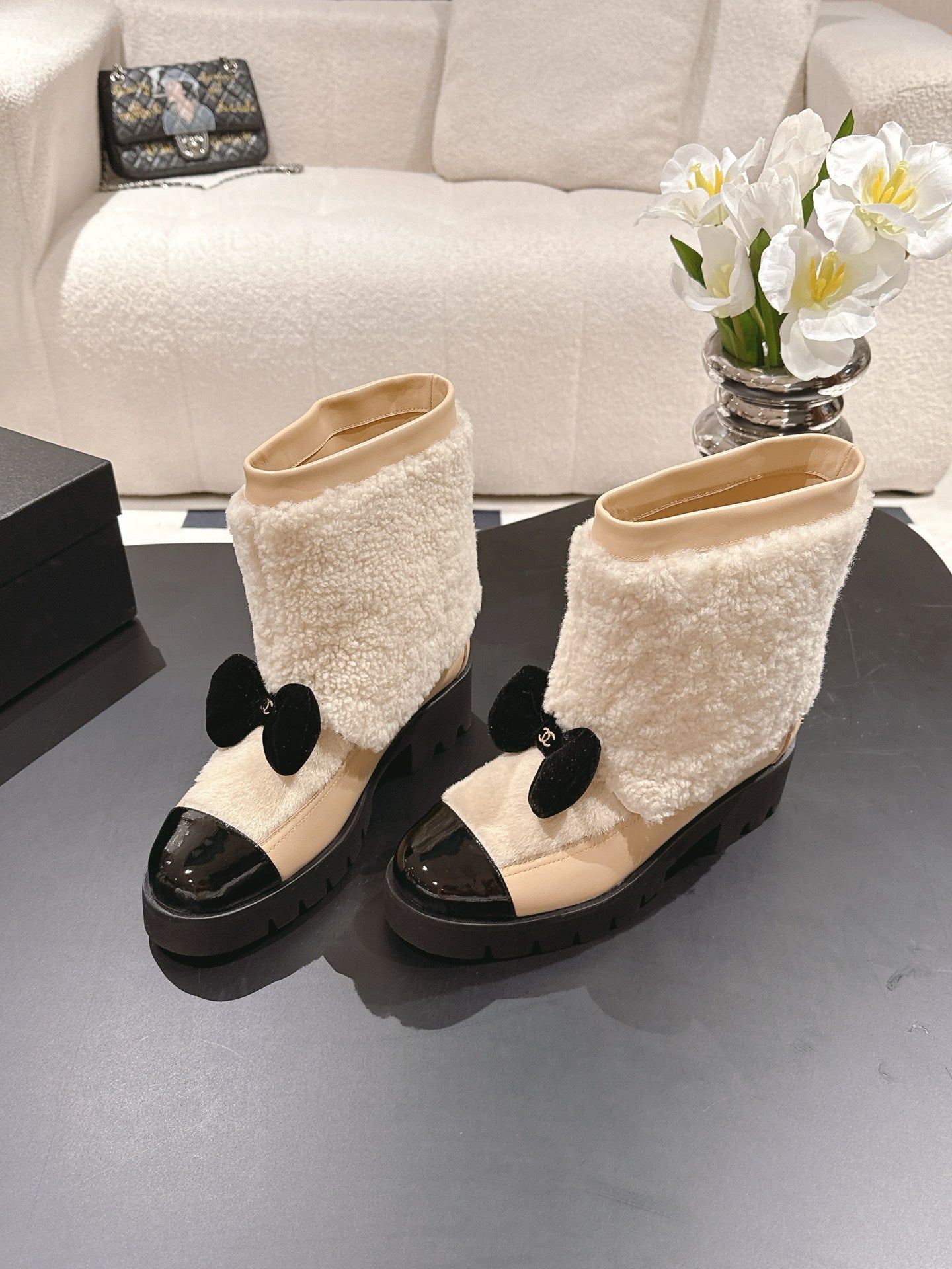 Chan 25fw plush boots with bow