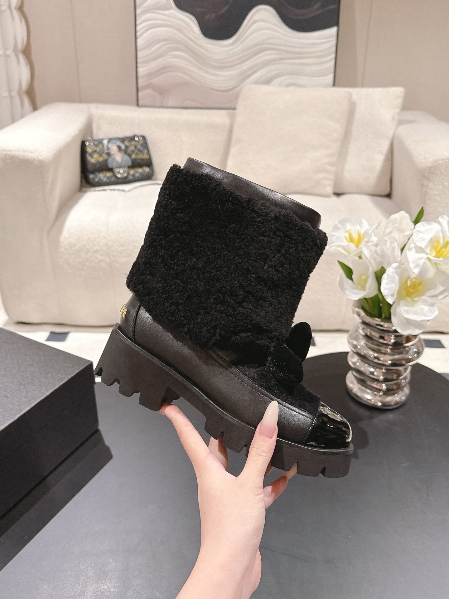 Chan 25fw plush boots with bow