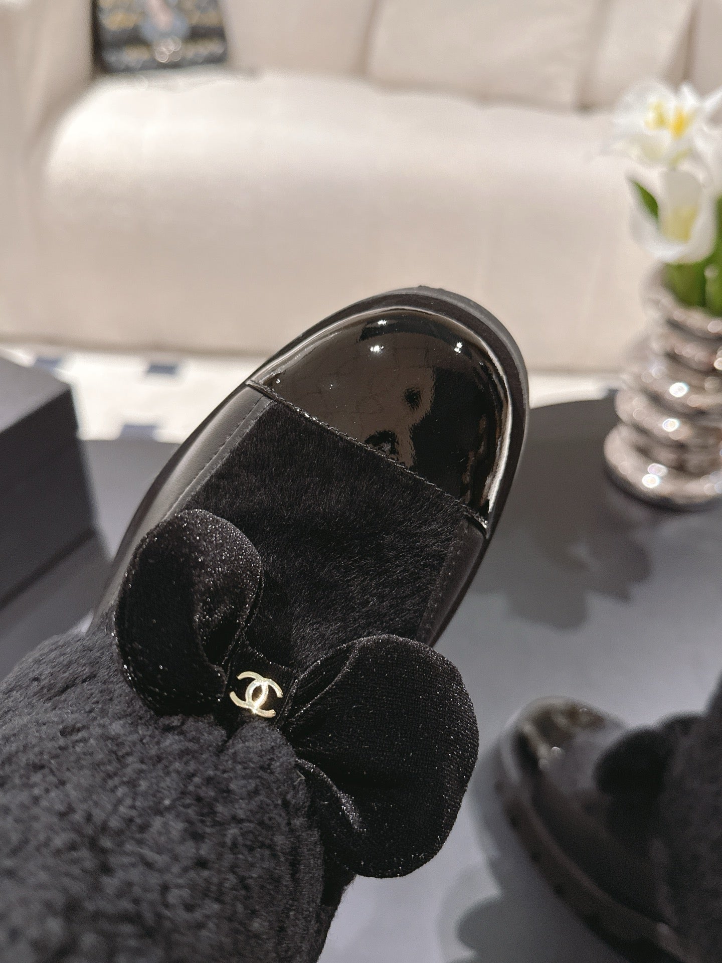 Chan 25fw plush boots with bow