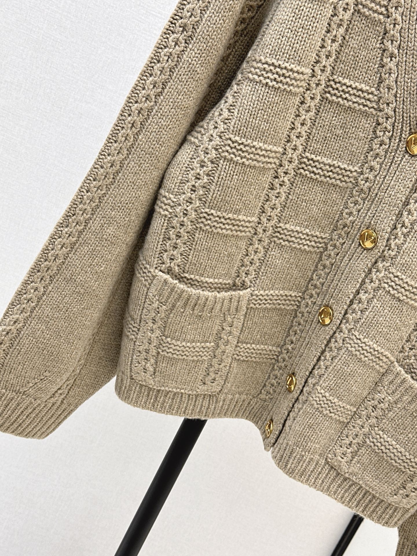 Va1 NEW V-neck cardigan