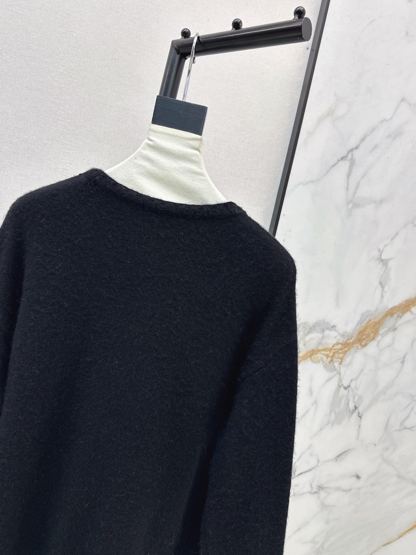 Va1 NEW Crew neck sweater