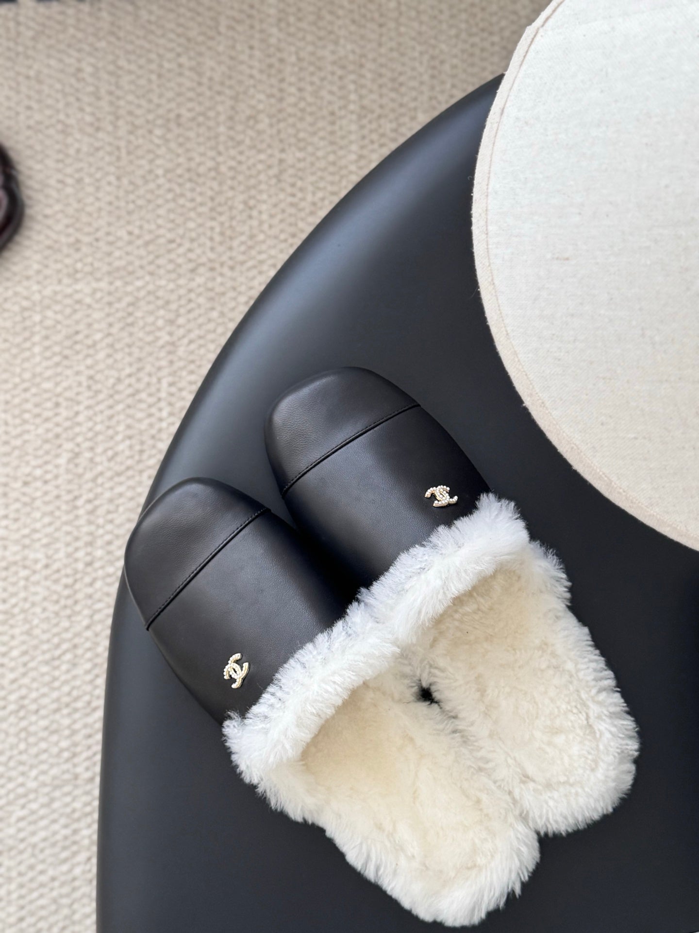 Chan 25fw fluffy slippers
