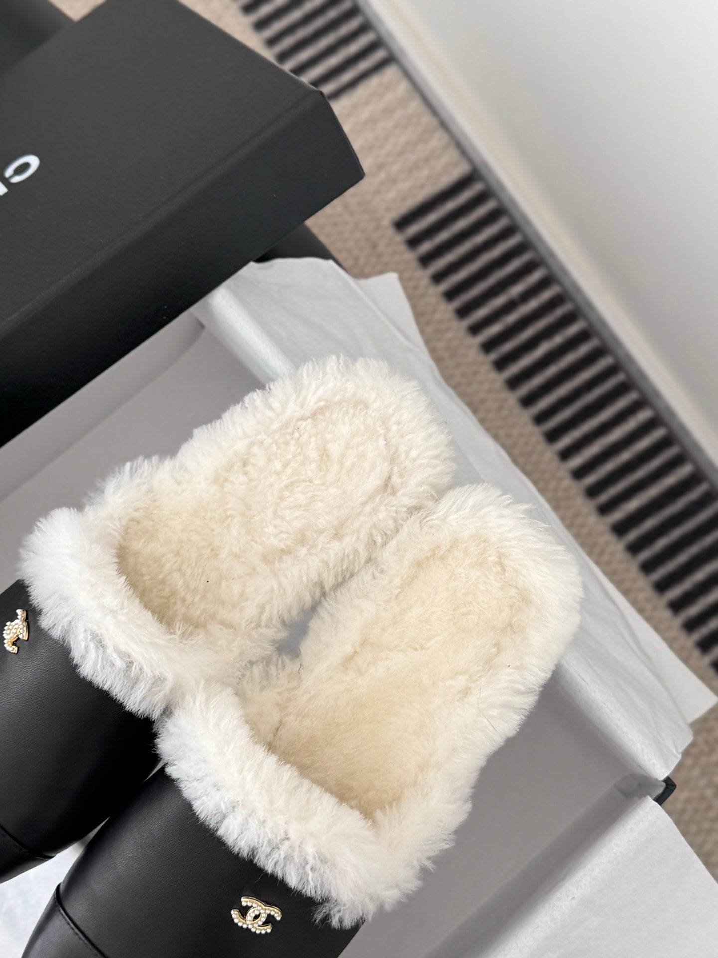 Chan 25fw fluffy slippers