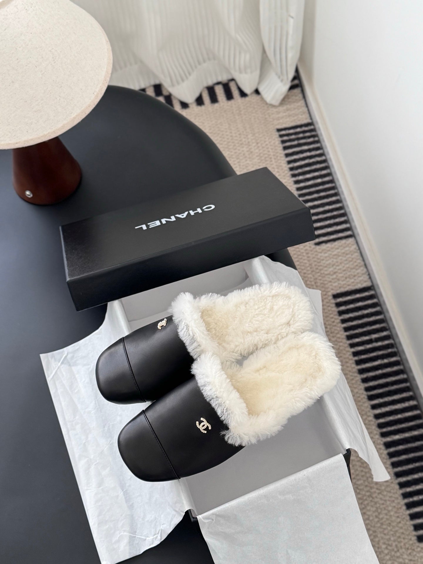 Chan 25fw fluffy slippers