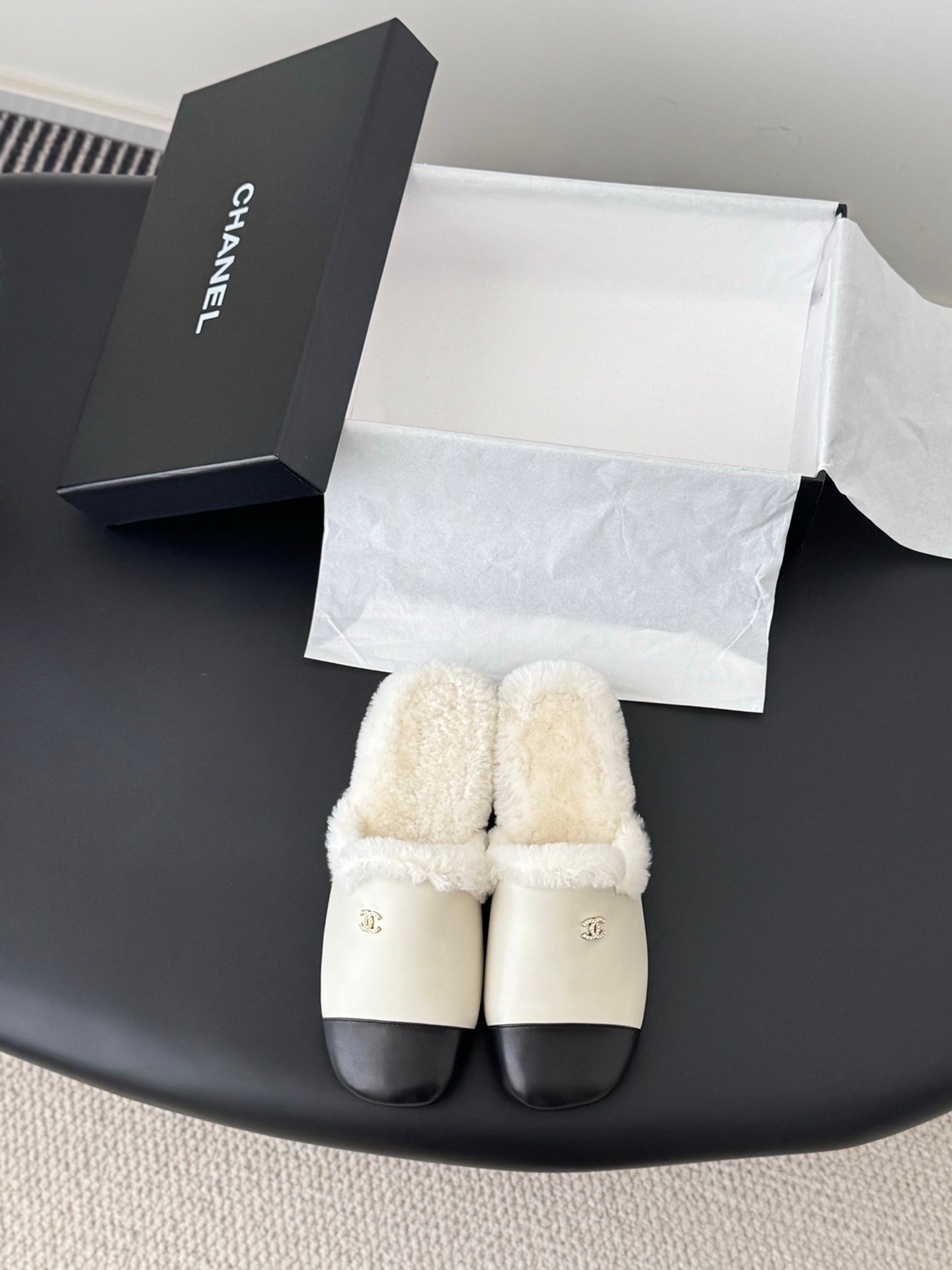 Chan 25fw fluffy slippers