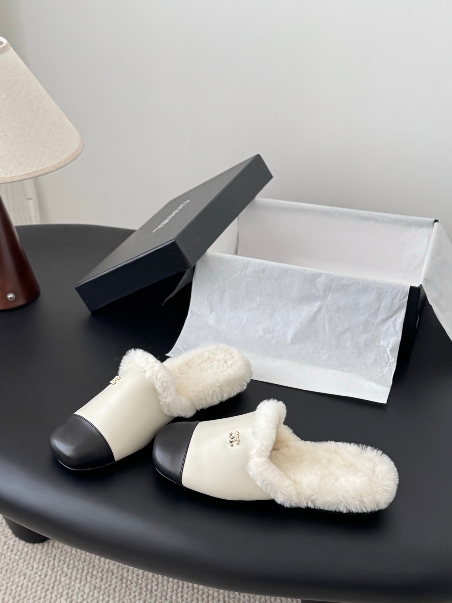 Chan 25fw fluffy slippers