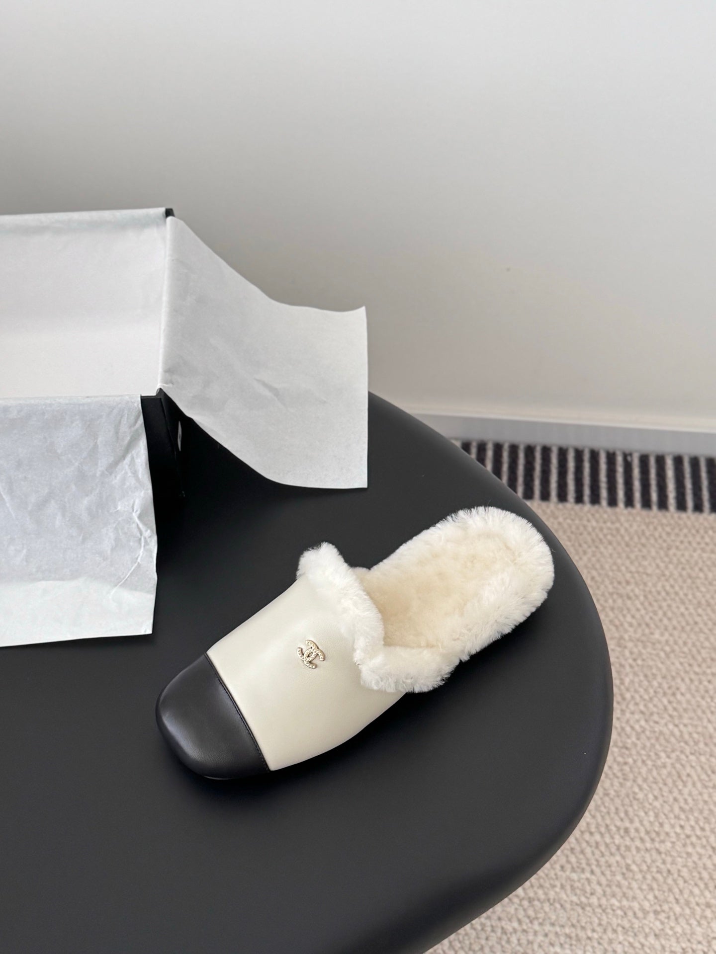 Chan 25fw fluffy slippers