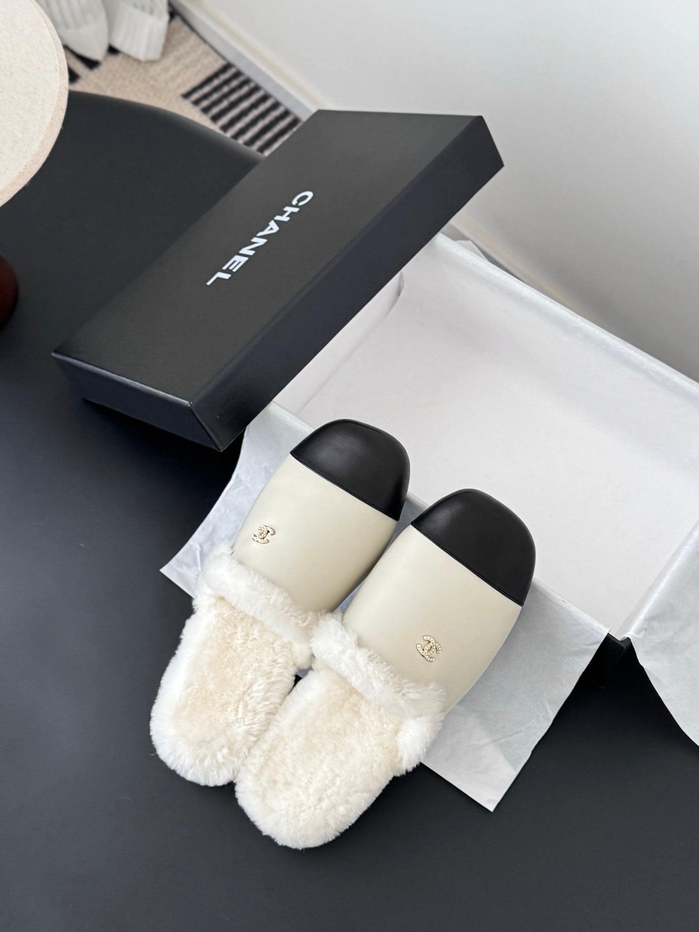 Chan 25fw fluffy slippers