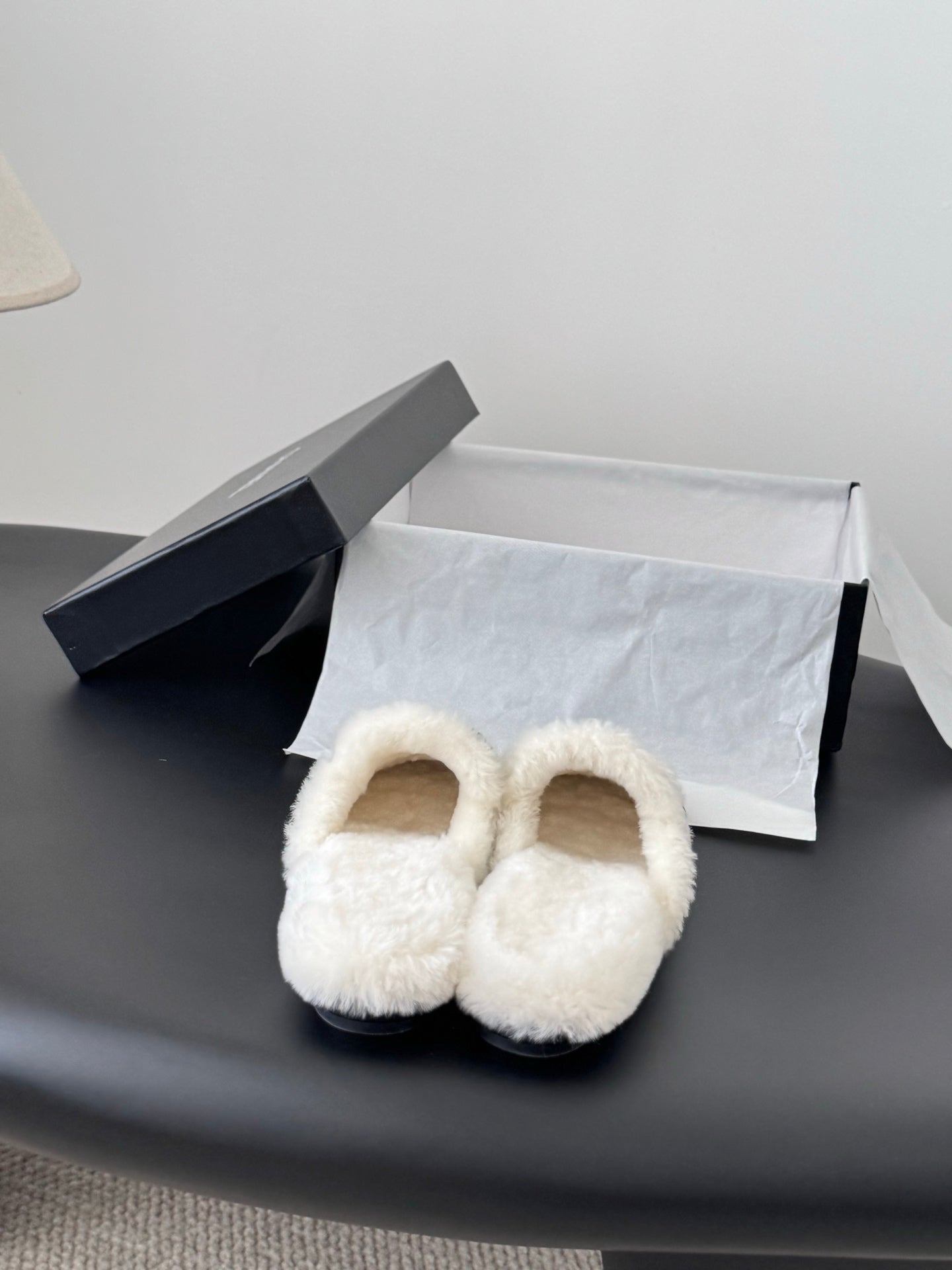 Chan 25fw fluffy slippers